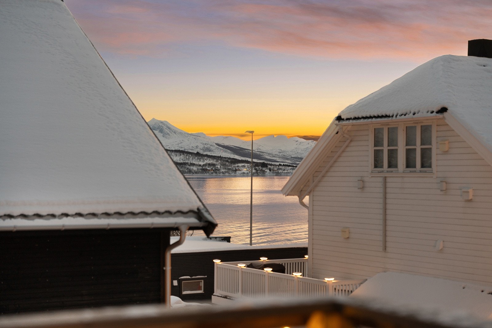 Utsikt mellom husene.