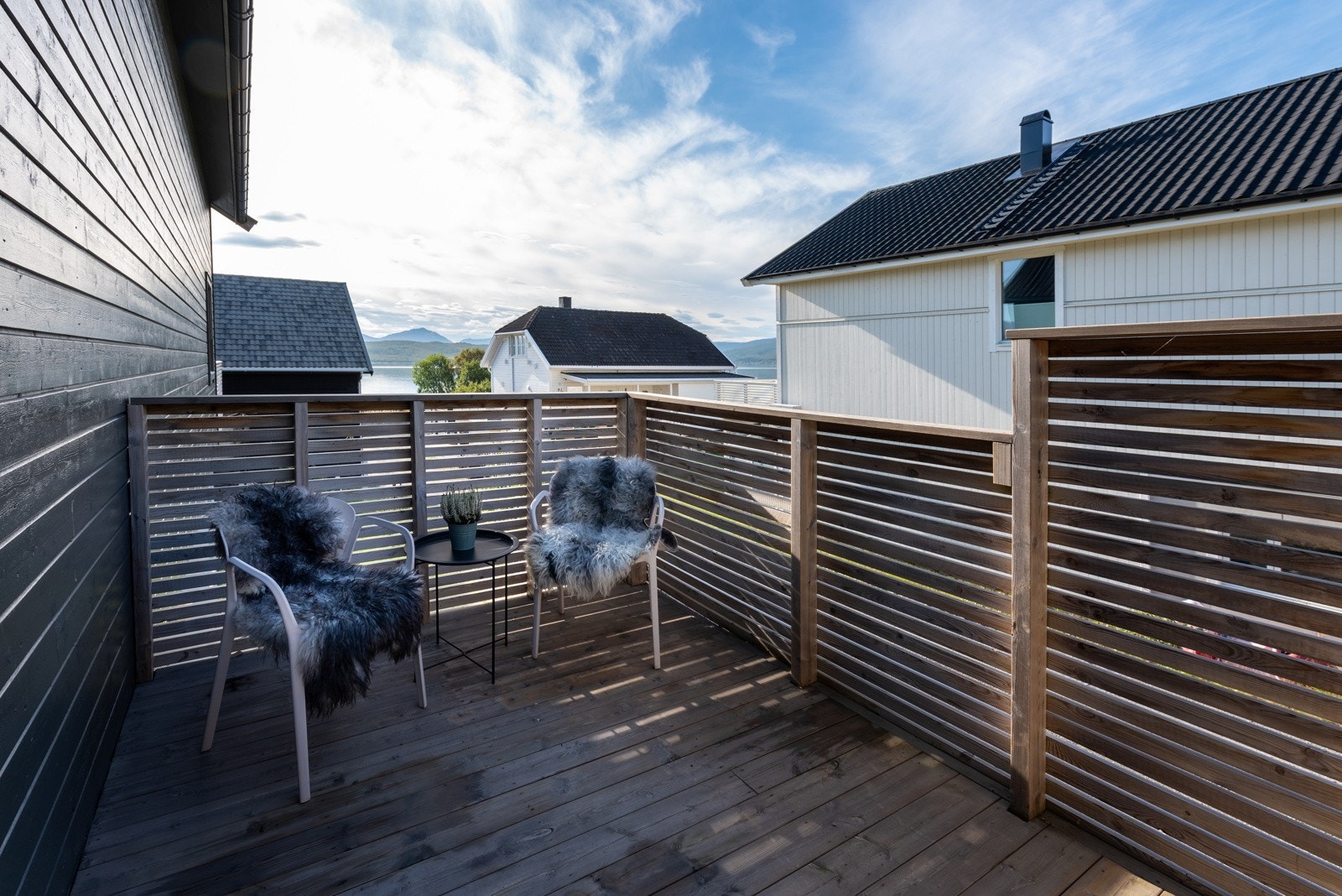 Terrasse mot vest med adkomst mellom garasjen - selgers private bilde.