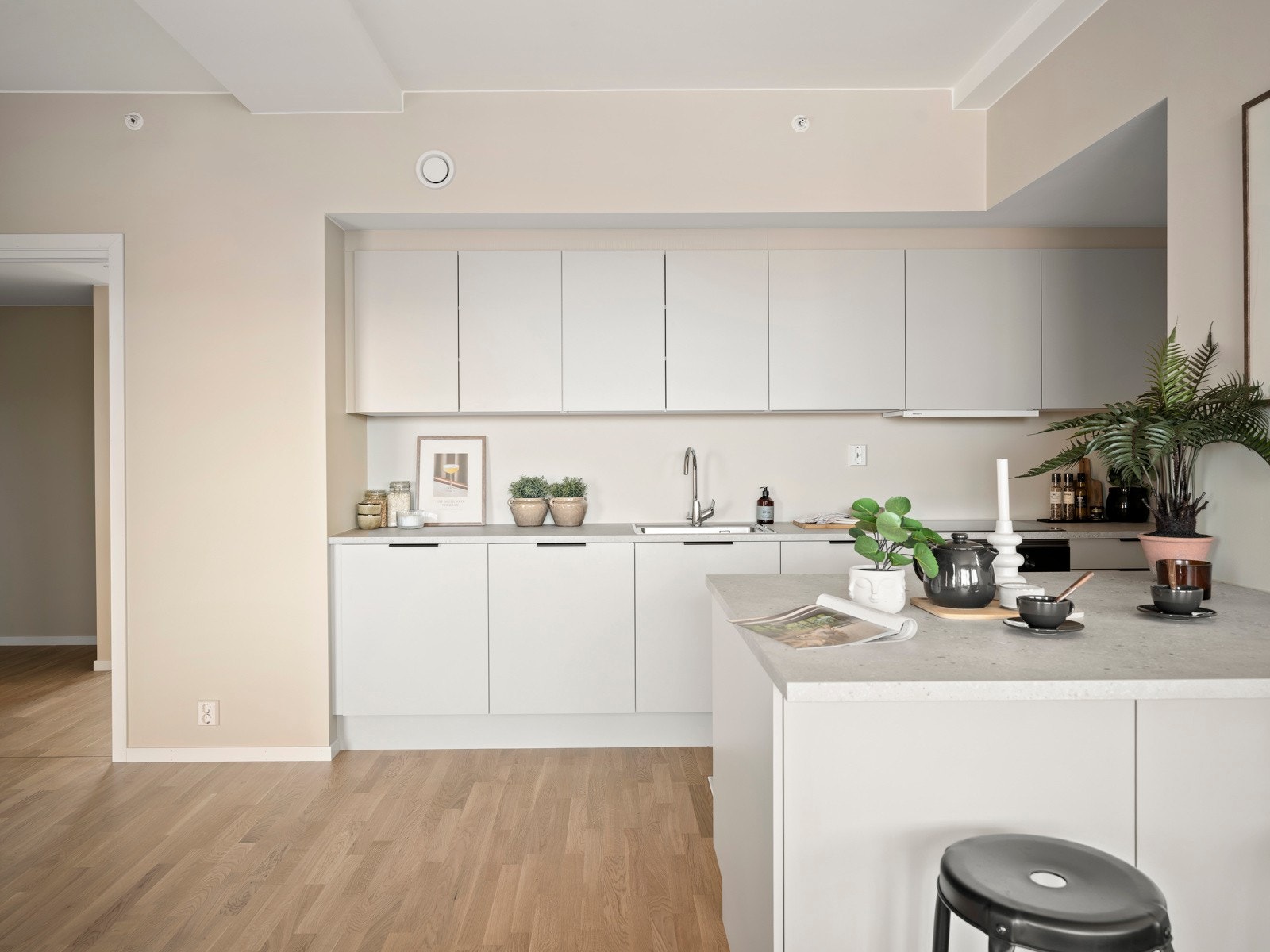 Stilrent kjøkken fra HHT med stor kjøkkenhalvøy, oppgradert og påkostet utover opprinnelig standard. Galleribilde