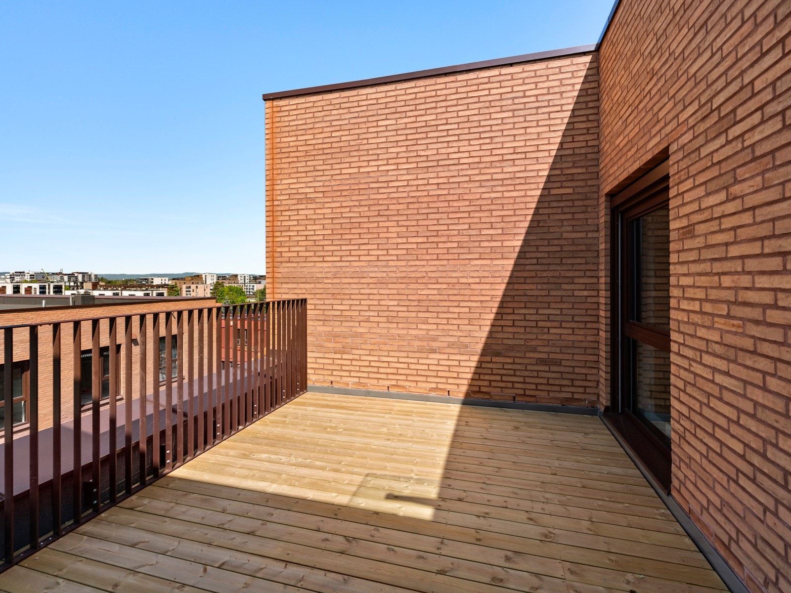 Høydepunktet er den private, vestvendte takterrassen på ca. 16,9 m², med flott utsikt over nærområdet og gode solforhold. Galleribilde