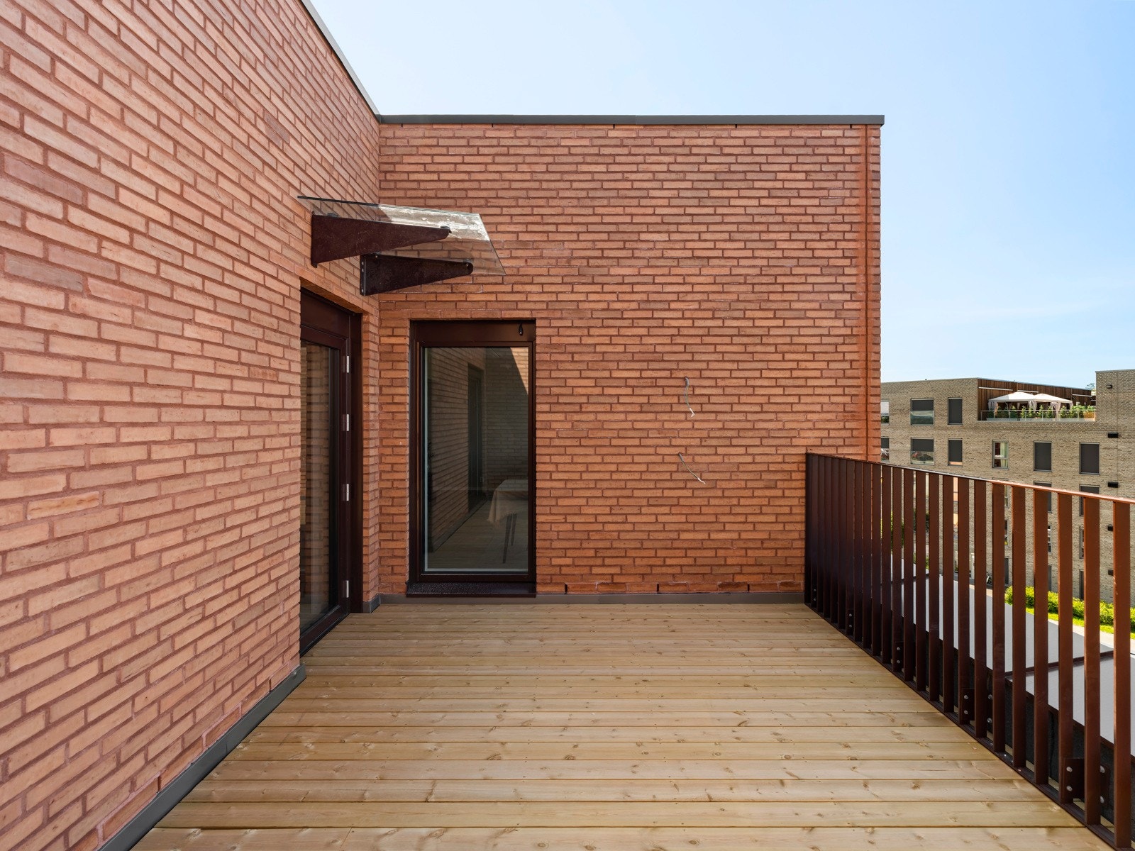 Terrassedøren fører ut til en stor vestvendt takterrasse på ca. 16,9 kvm med flott utsyn over nærområdet. Galleribilde