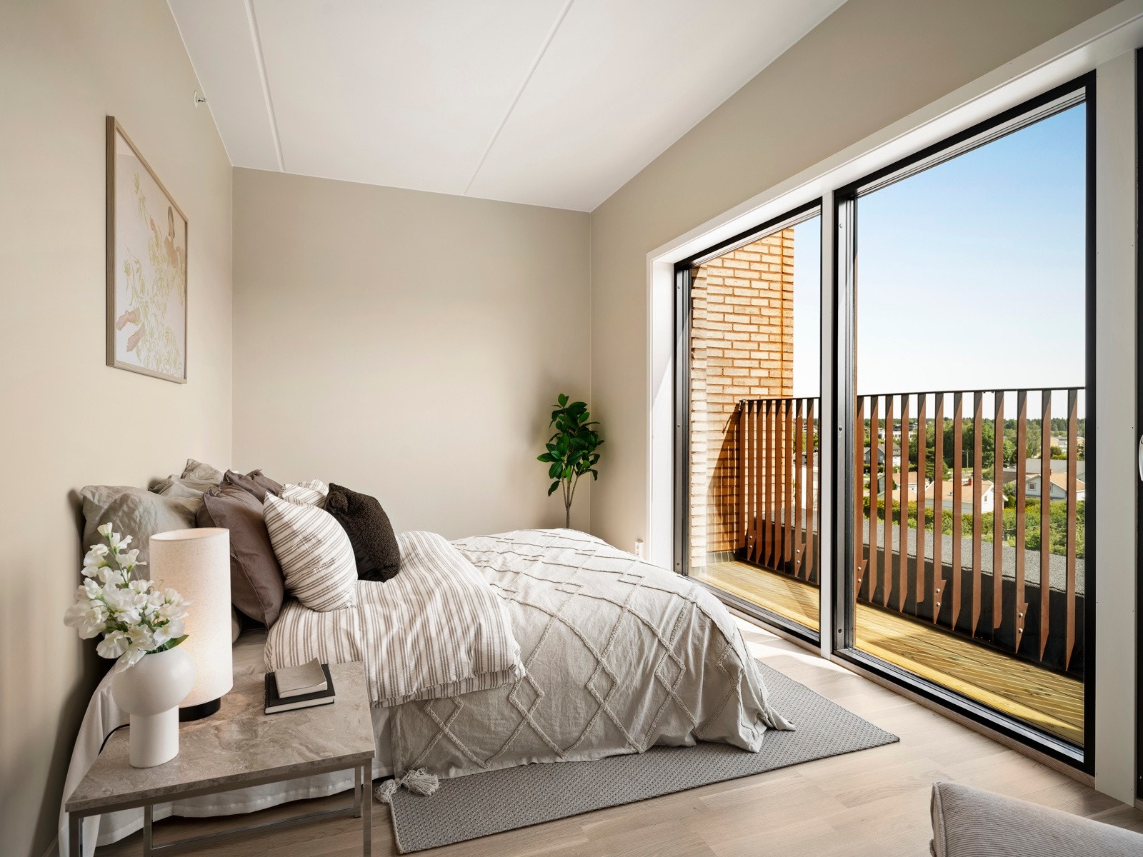 Lys hvitpigmentert eikeparkett fullfører komforten. Galleribilde