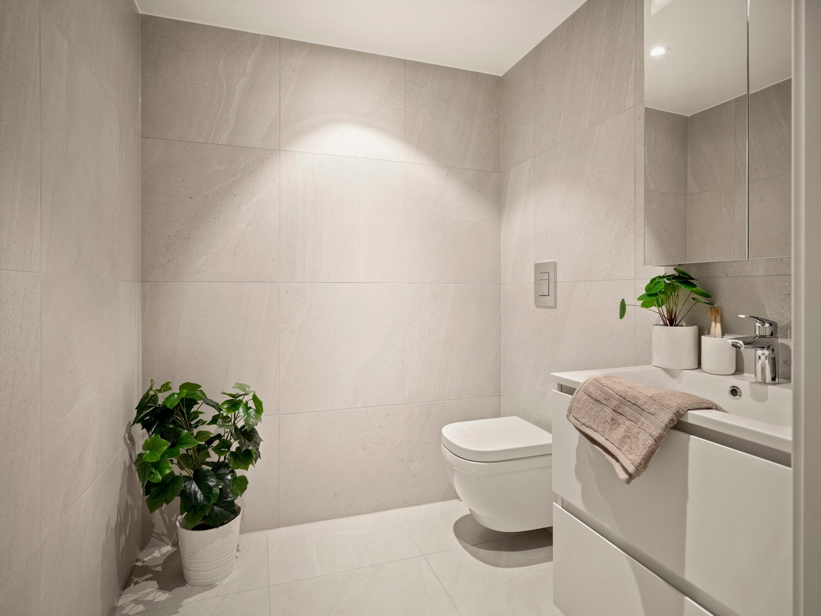 Oppgradert bad med tilsvarende fliser og kvalitetsdetaljer som hovedbadet. Galleribilde