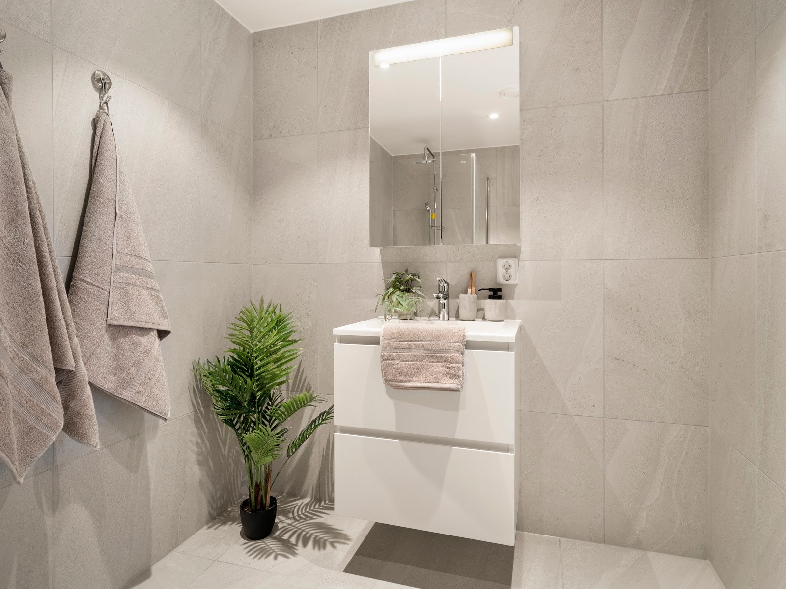 Vannbåren gulvvarme gir behagelig temperatur året rundt. Badet har moderne innredning, god benkeplass og smarte oppbevaringsløsninger, og fremstår som en luksuriøs suite som kompletterer hovedsoverommet. Galleribilde