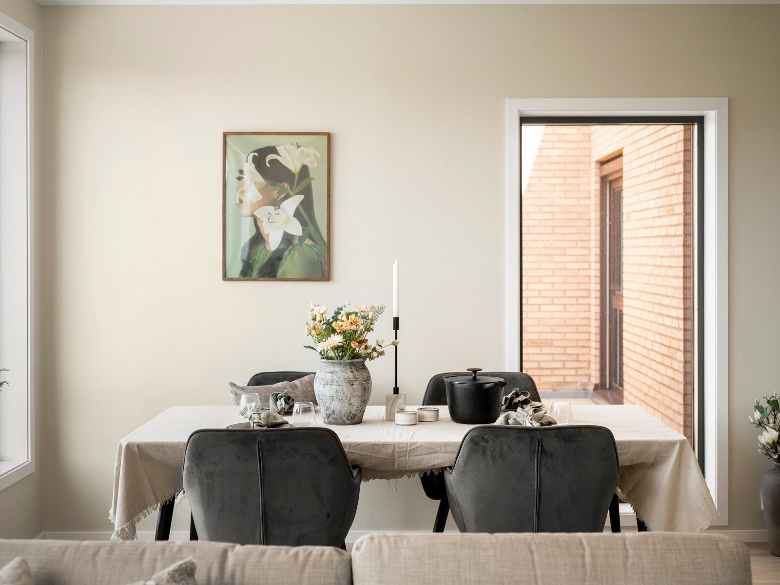 Spisestuen innbyr til hyggelige måltider med familie og venner. Galleribilde