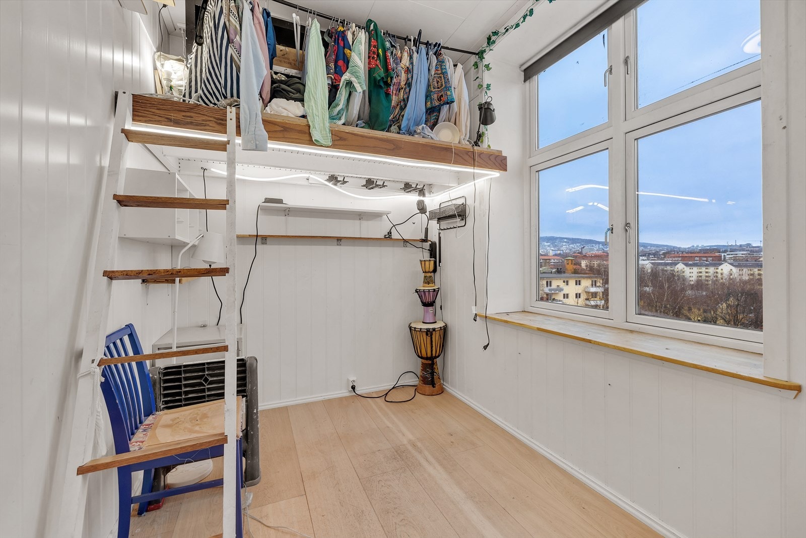 Loftsseng gir ekstra gulvplass, og store vinduer gir naturlig lysinnfall. Galleribilde