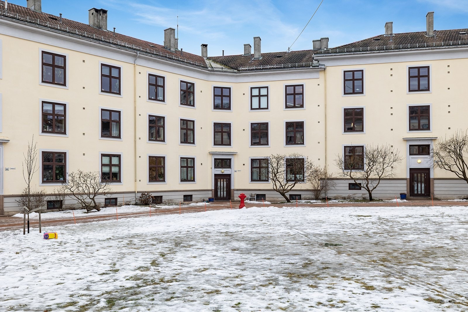 Leilighetskomplekset har en betongkonstruksjon og er omkranset av felles tomt med gressarealer. Galleribilde