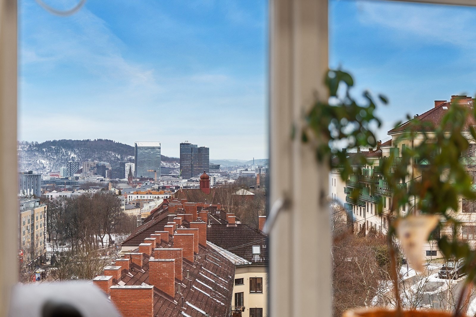 Velkommen til Colletts gate 60F!
Utsikten mot bylandskap med moderne bygninger gir en urban følelse fra leiligheten. Galleribilde