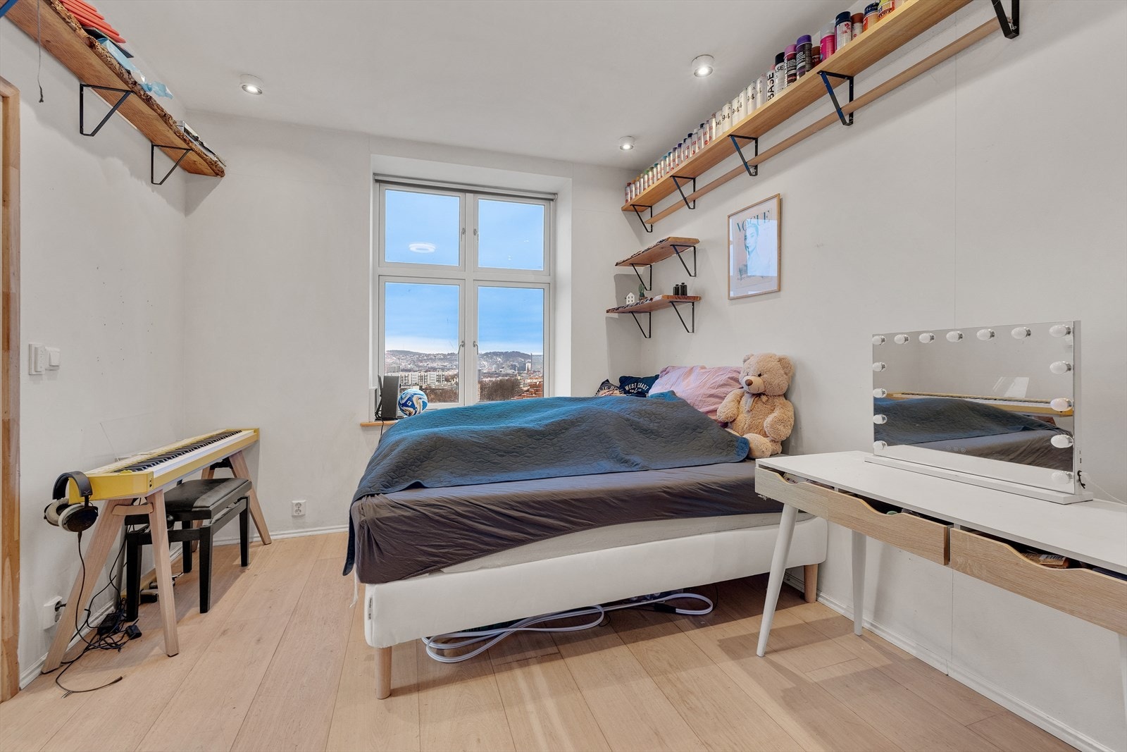 Slettmalte vegger og tak gir et rent uttrykk i rommet, med god plass til skrivebord og seng. Galleribilde