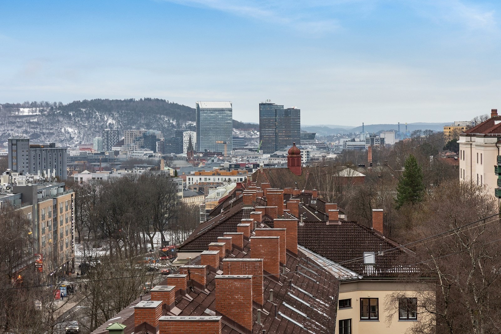 Bylandskap med moderne kontorbygg er synlig fra boligen, som gir en følelse av nærhet til sentrum. Galleribilde