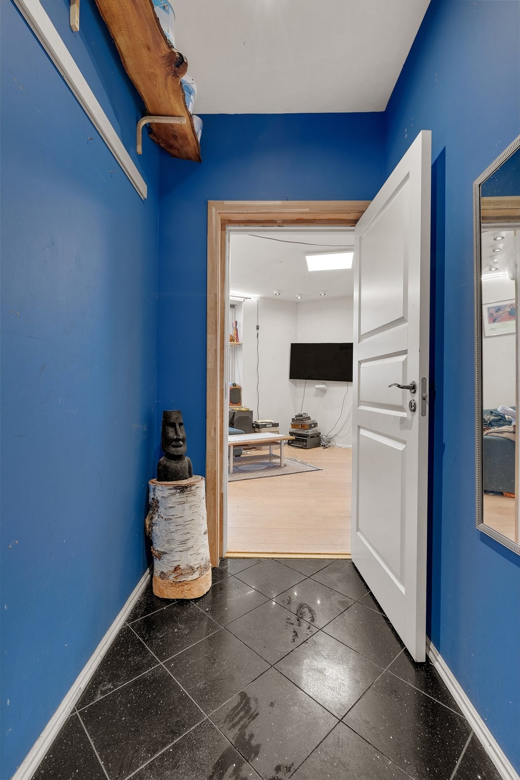 Flislagt gulv gir en praktisk og slitesterk entréløsning. Galleribilde