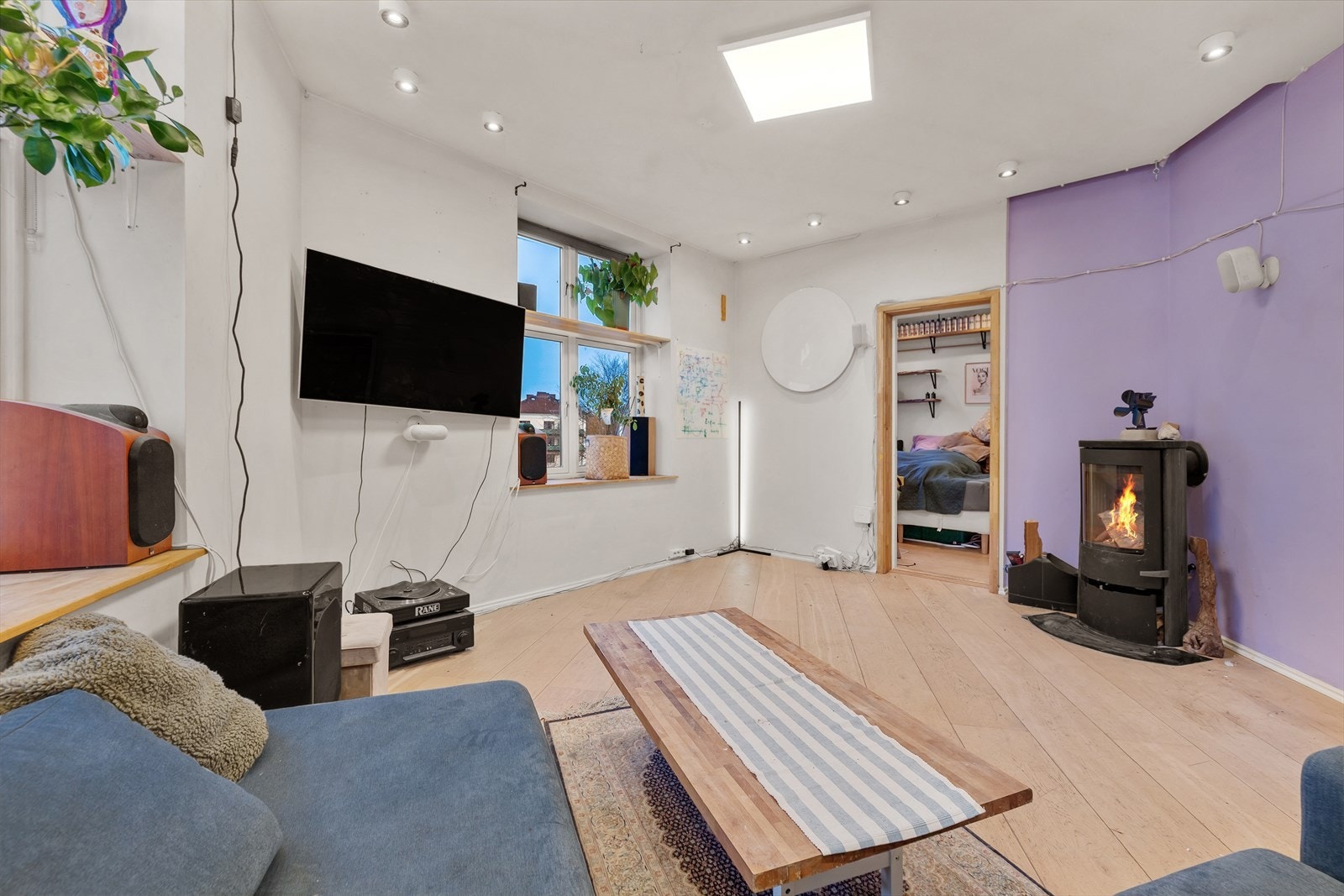 Direkte forbindelse til soverommet gir praktisk tilgang fra stuen. Galleribilde