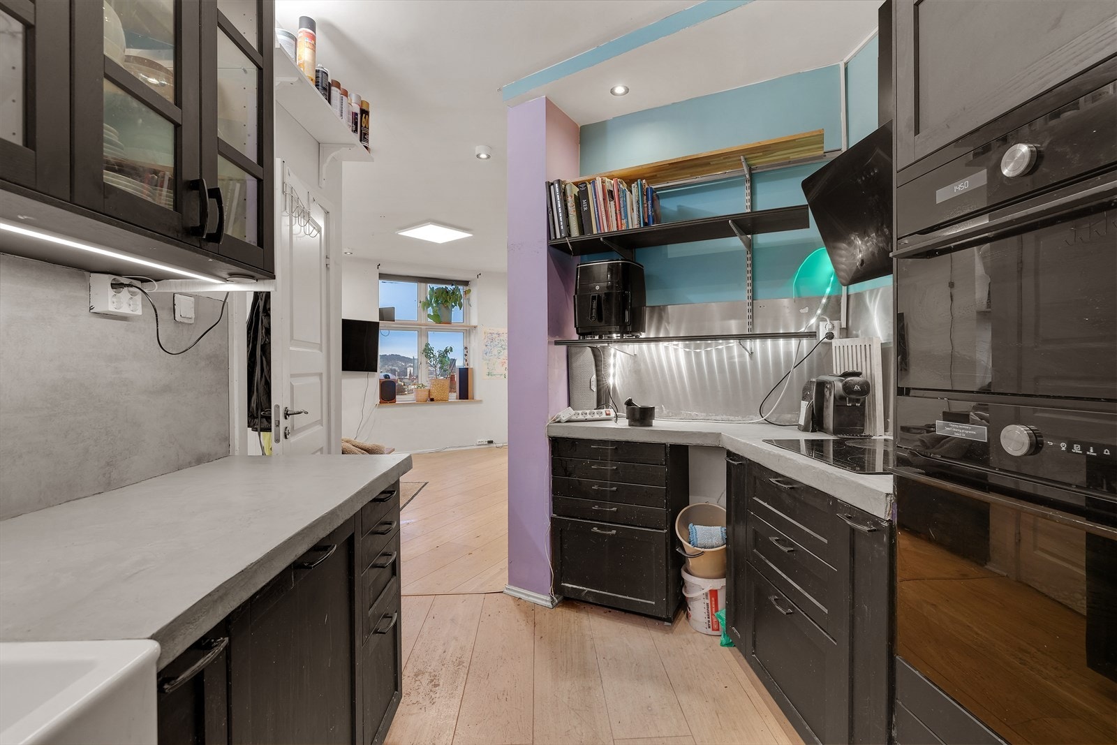 Kjøkkenet har integrerte hvitevarer, inkludert stekeovn og oppvaskmaskin, med laminert benkeplate og nedfelt vask. Galleribilde