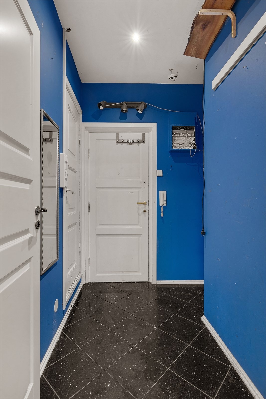 Entréen har slettmalte vegger og himling, med god plass til oppbevaring. Galleribilde