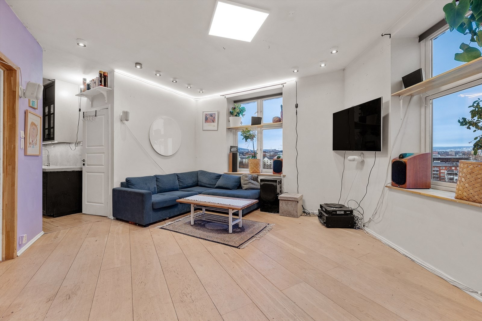 Laminatgulv og slettmalte vegger gir et enkelt vedlikeholdt rom. Galleribilde