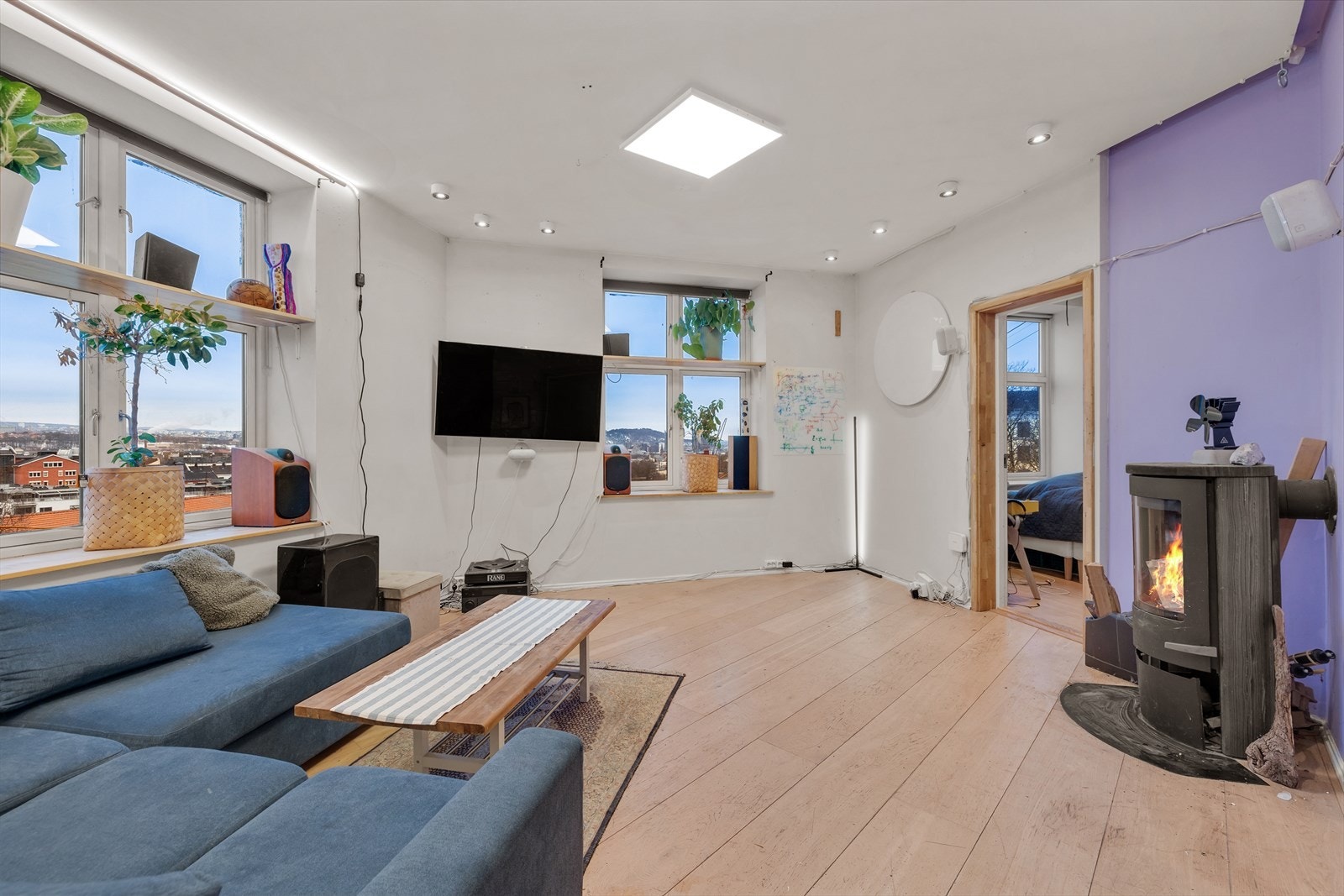 Alle vinduene i leiligheten var nye i 2006, og det er brede vinduskarmer for planter og dekor. Galleribilde