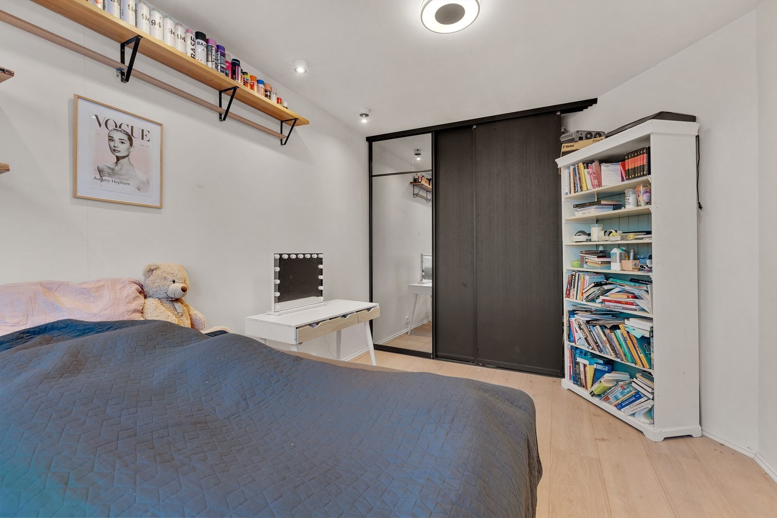 Plass til garderobe og oppbevaring med integrerte hyller gir praktisk romutnyttelse. Galleribilde