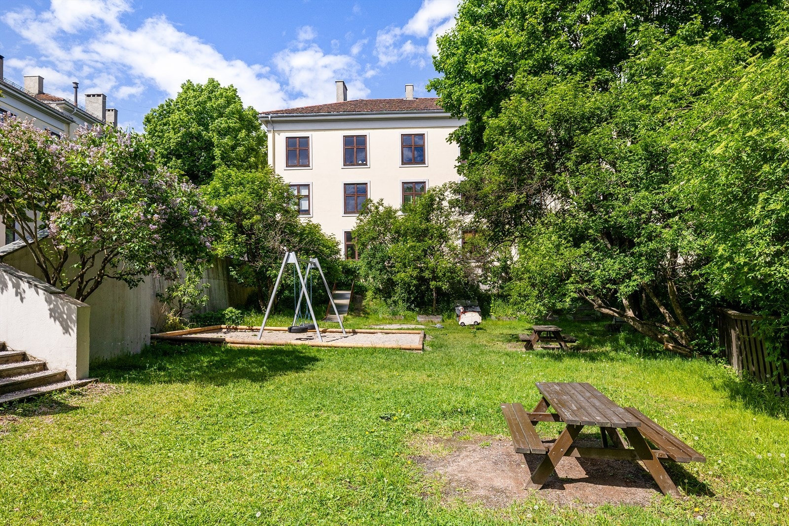 Lekeplass og grøntområder på fellestomten gir gode muligheter for barnelek og rekreasjon. Galleribilde