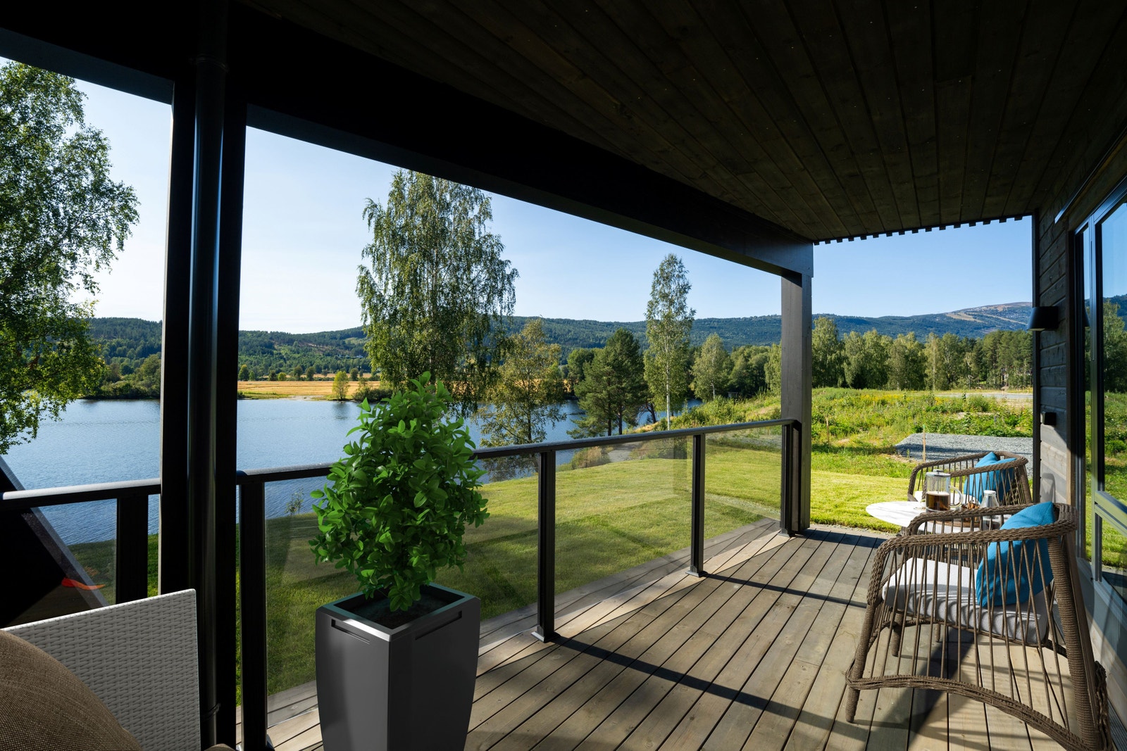 Stor, solrik terrasse Galleribilde