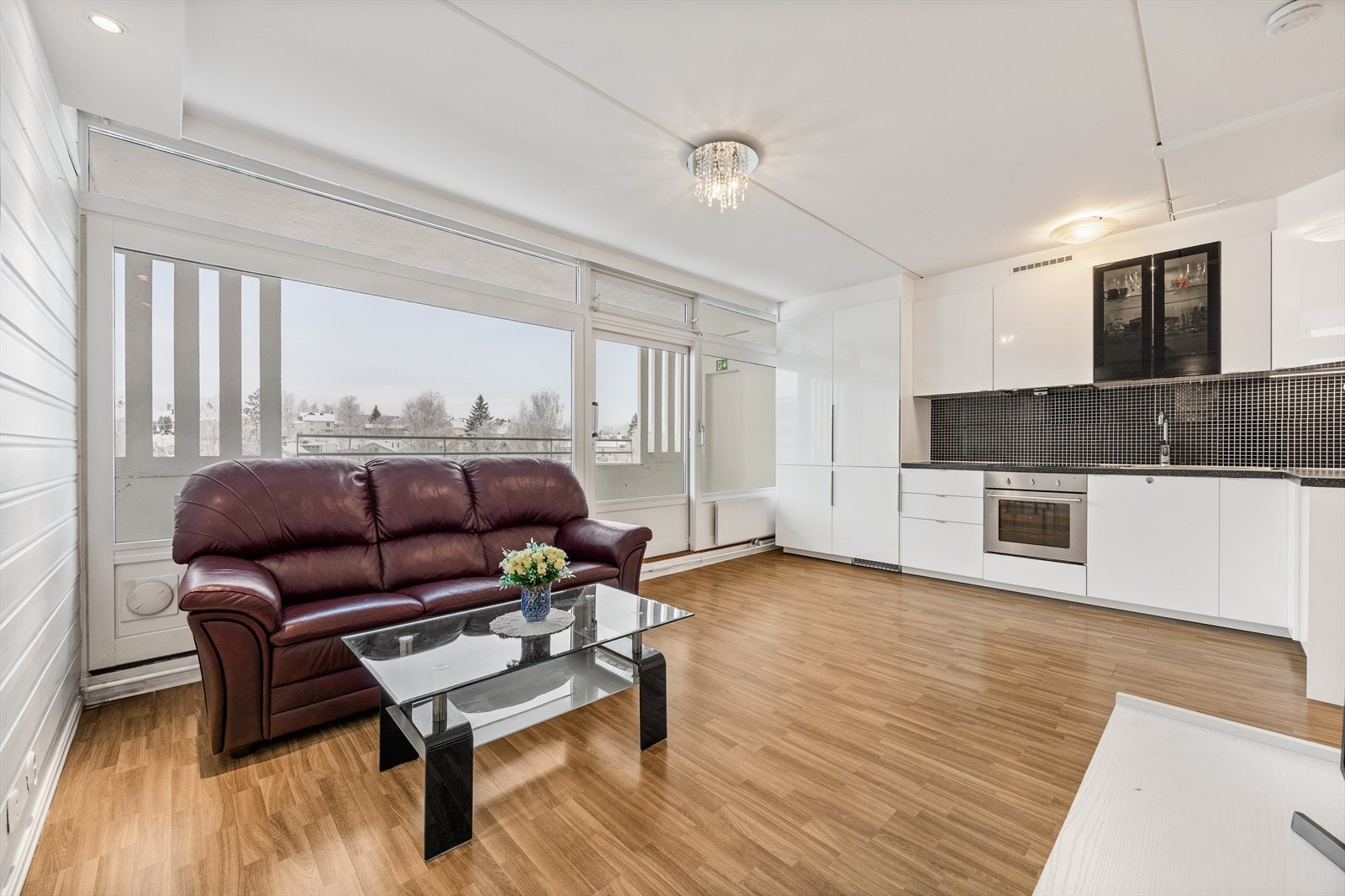 Den åpne løsningen mellom stue og kjøkken skaper en sosial og luftig atmosfære. Galleribilde