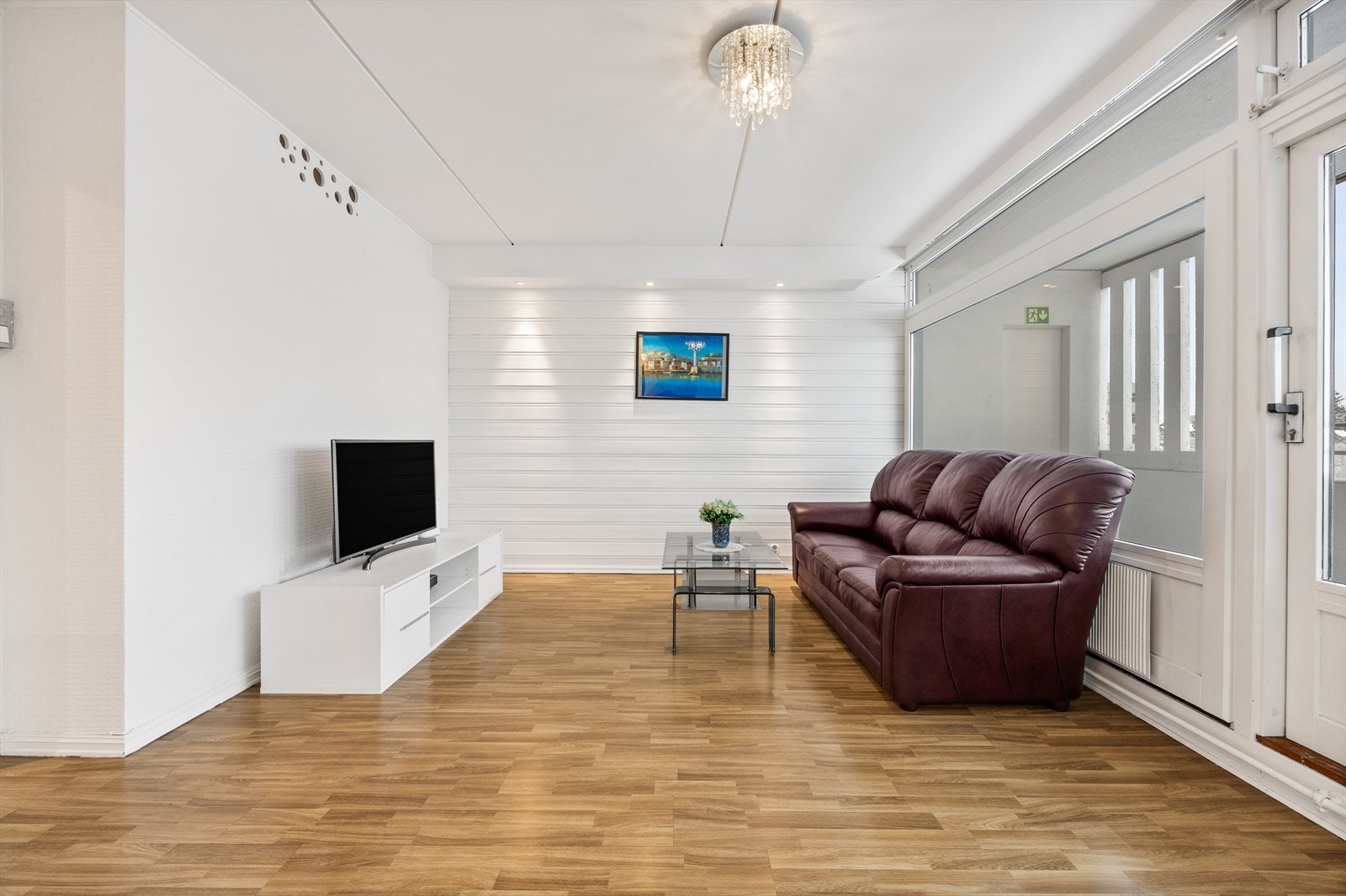 En vegg med liggende panel gir stuedelen en definert og lun karakter. Galleribilde