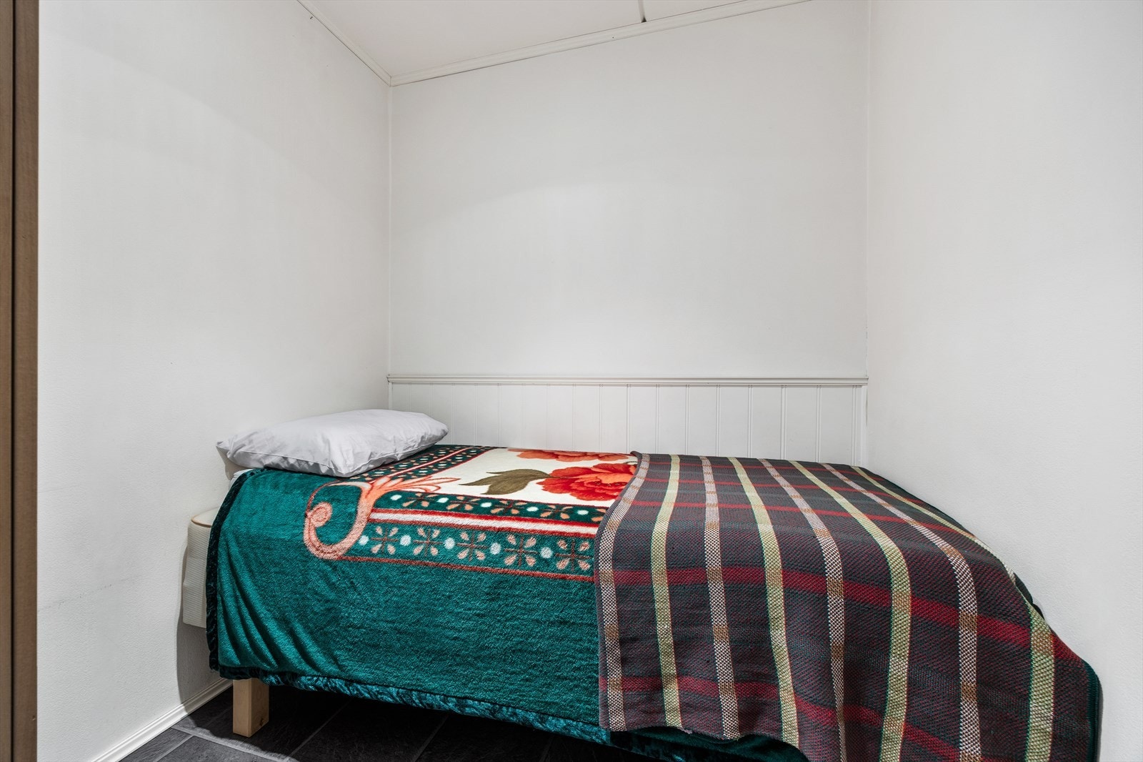 Sovealkoven er en adskilt og privat sone med plass til seng. Galleribilde