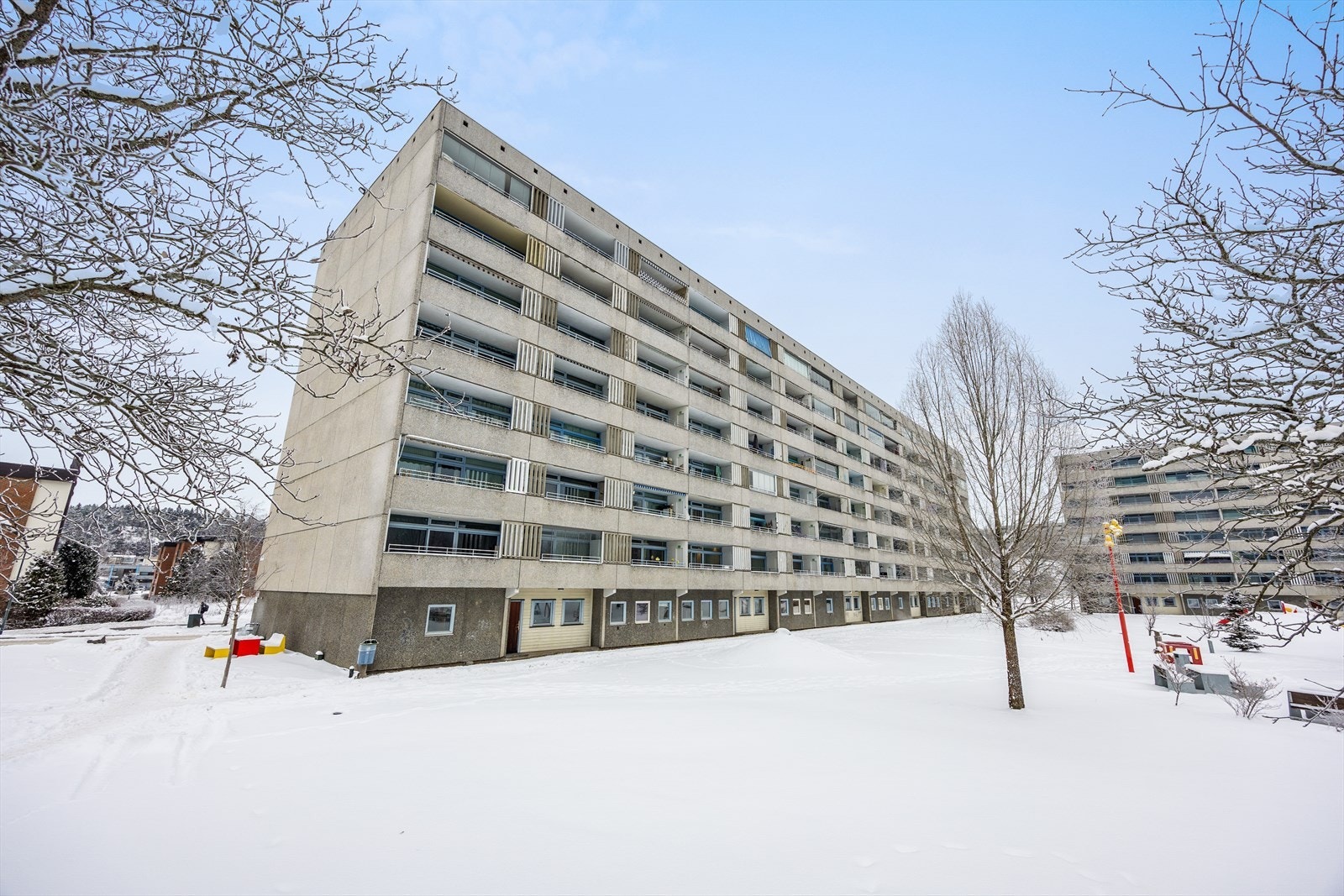 Bygningsmassen er godt vedlikeholdt og ligger skjermet til i rolige omgivelser. Galleribilde