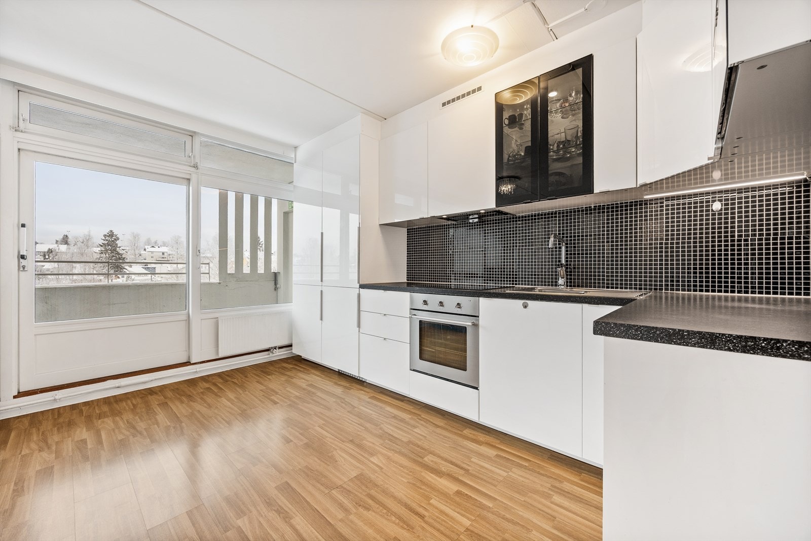 Fra kjøkken- og stuesonen er det direkte utgang til den overbygde balkongen. Galleribilde