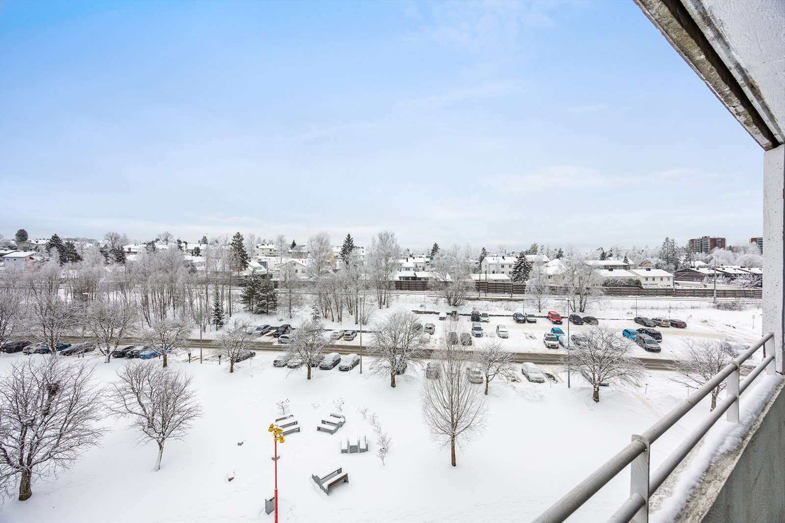 Utsikten strekker seg videre utover nærområdet med etablerte boligfelt. Galleribilde