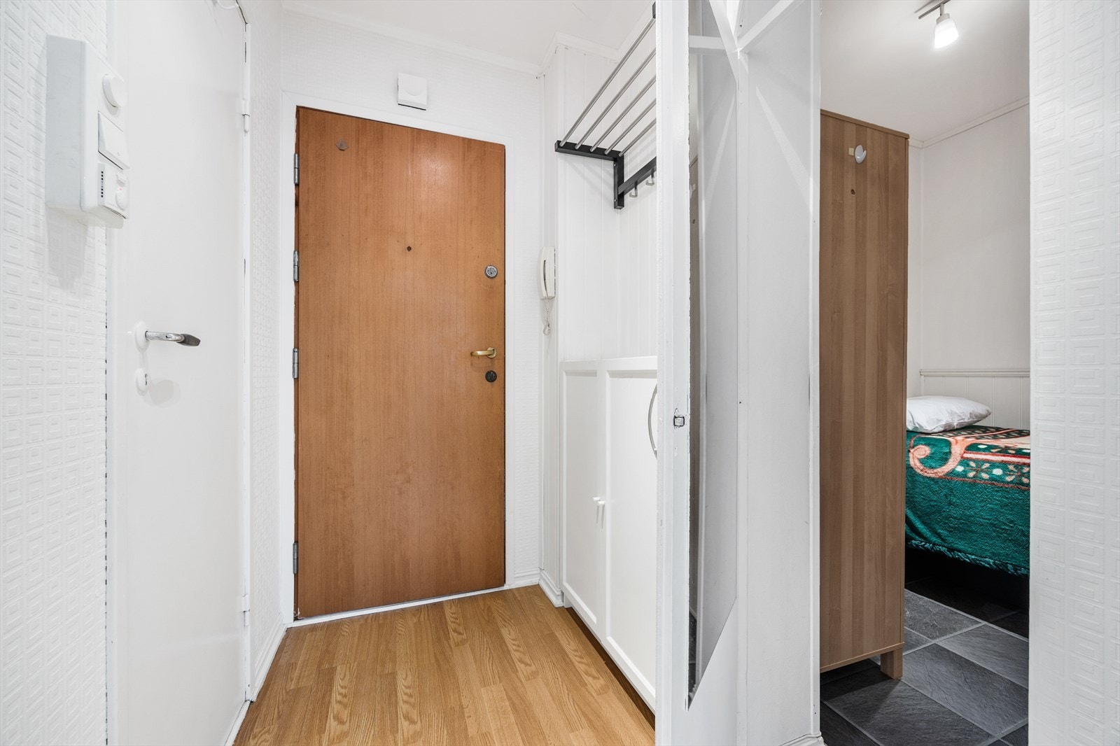 Fra entreen er det direkte tilgang til leilighetens øvrige rom. Galleribilde