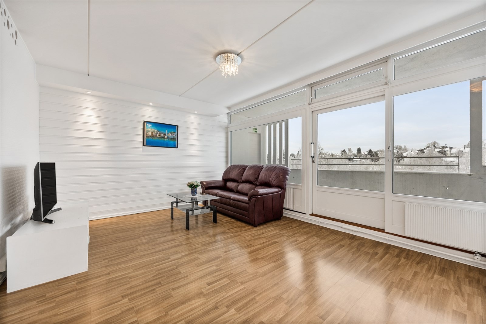 Store vindusflater og utgang til balkongen gir rikelig med naturlig lys. Galleribilde