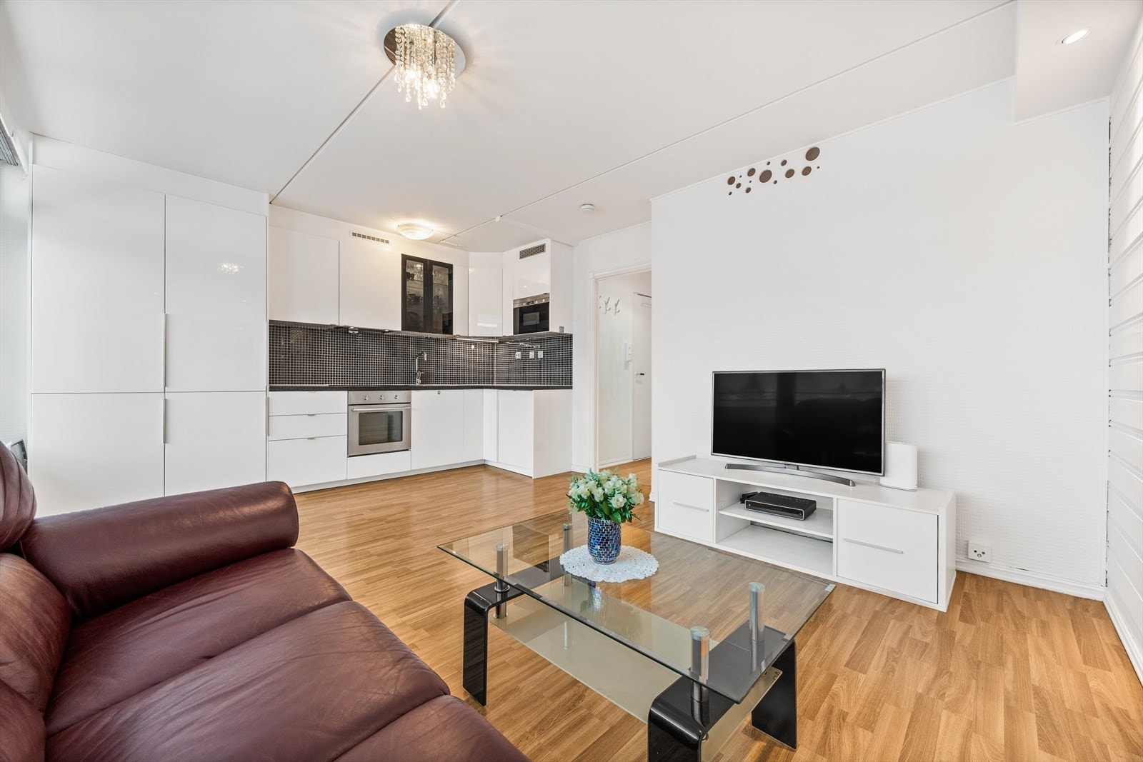 Rommet er enkelt å møblere med plass til både sofagruppe og medieoppsett. Galleribilde