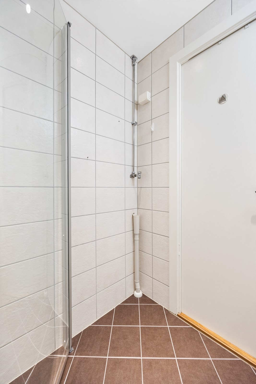 Hjørnedusjen utnytter plassen effektivt og gir et ryddig inntrykk. Galleribilde