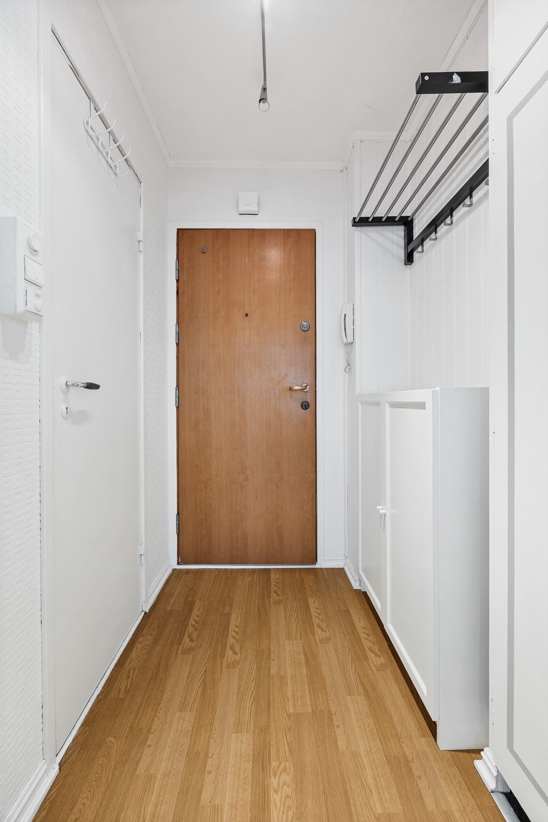 Du ønskes velkommen inn i en lys entré med plass til oppbevaring av yttertøy og sko. Galleribilde