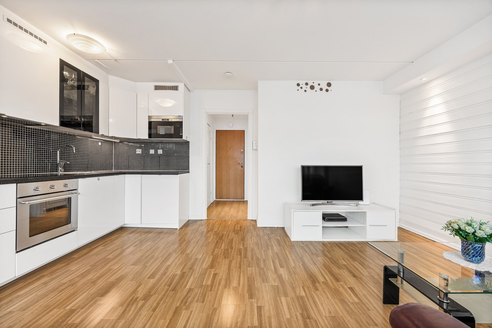 Gjennomgående laminatgulv binder sonene sammen på en helhetlig måte. Galleribilde