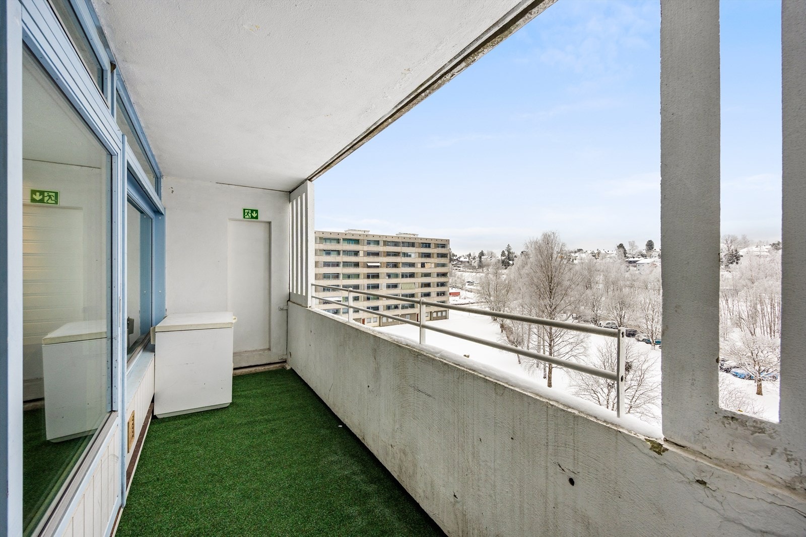 Balkongen har en sydvendt plassering noe som sikrer optimale solforhold. Galleribilde