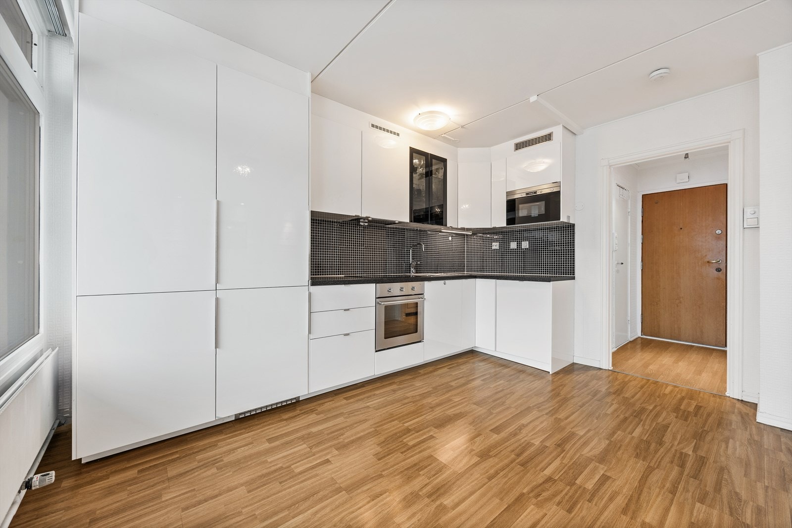 Kombinasjonen av over- og underskap gir rikelig med lagringsmuligheter. Galleribilde