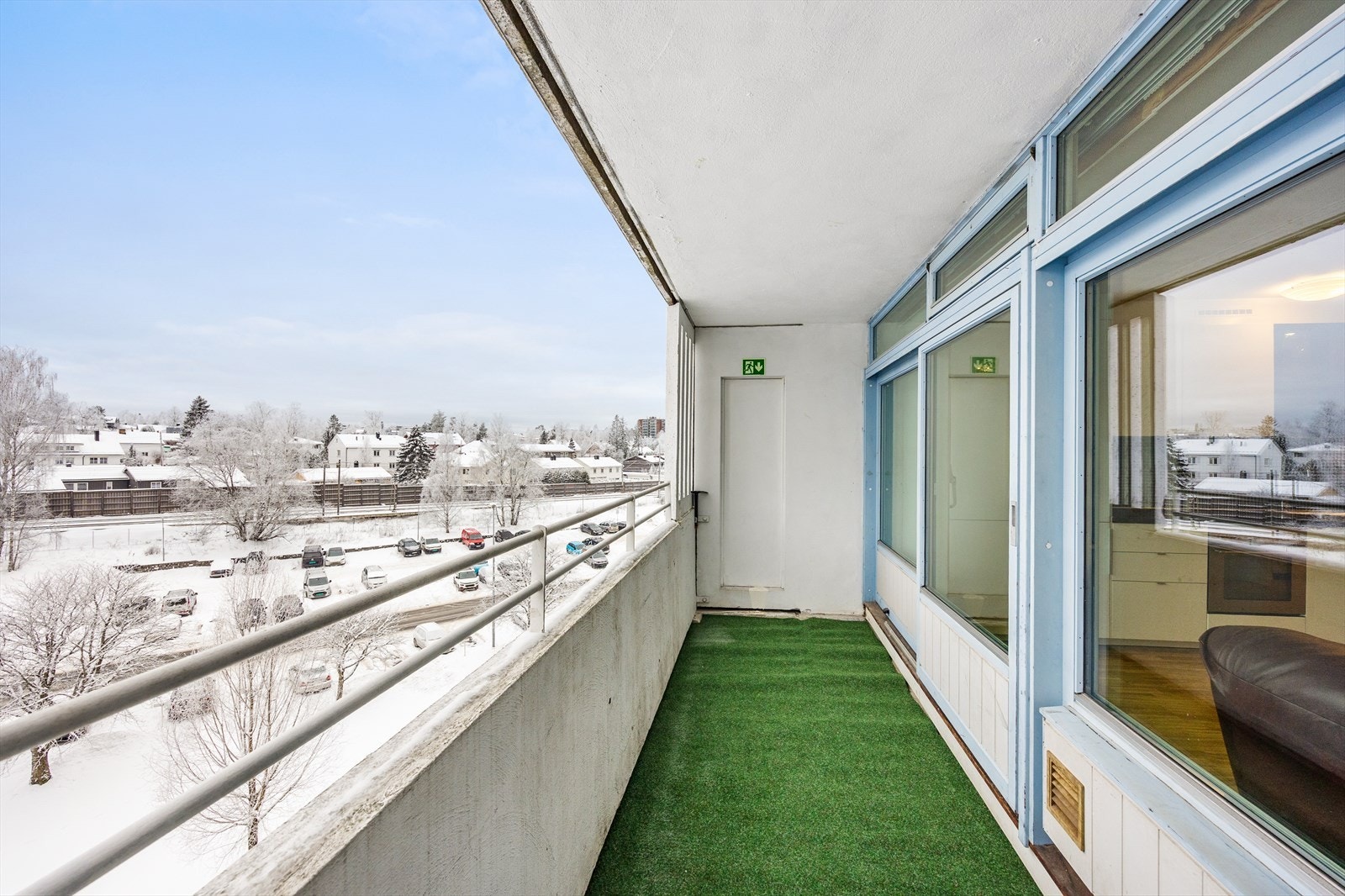 Leiligheten har en langstrakt balkong med plass til en trivelig sittegruppe. Galleribilde