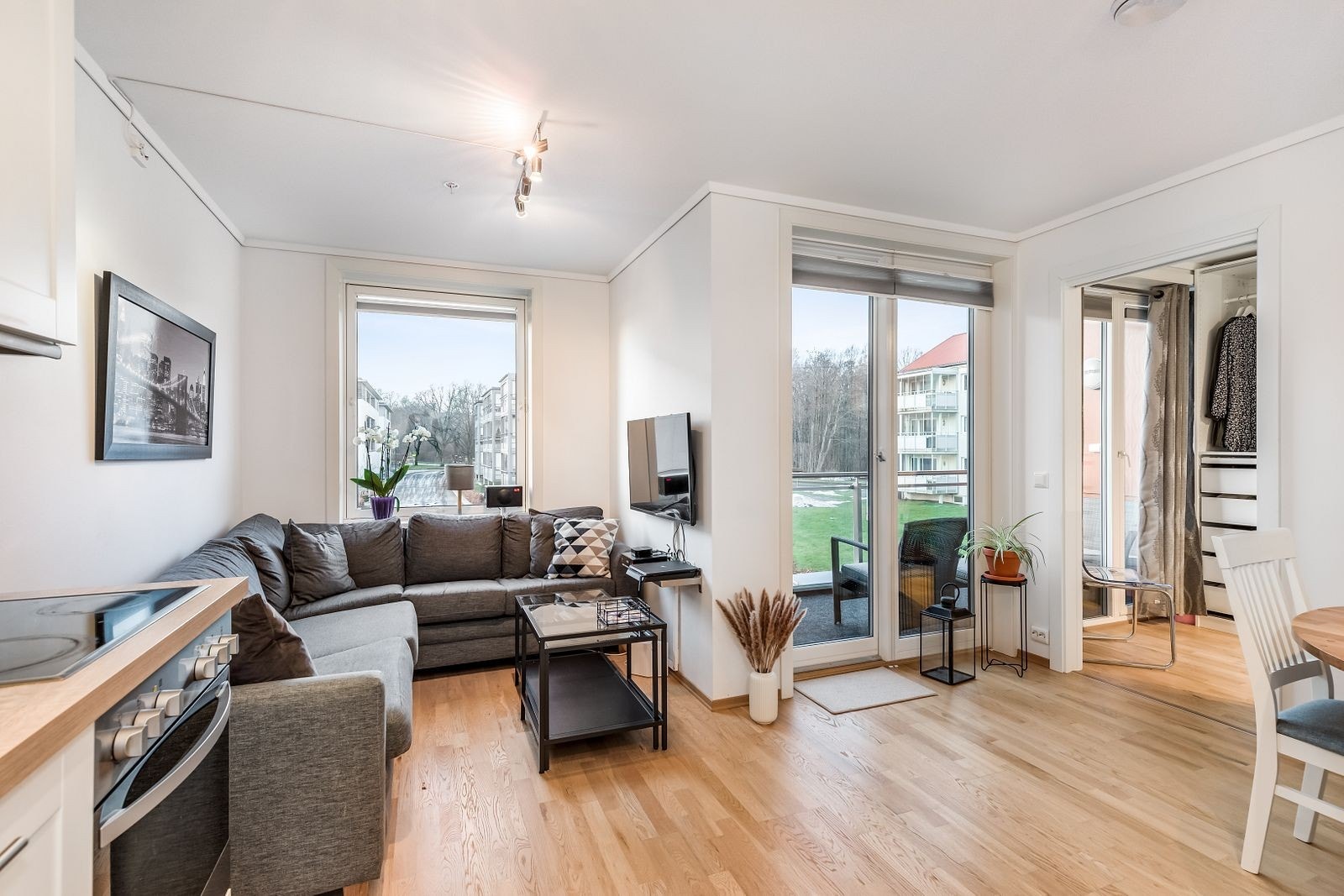 Fra stue mot kjøkken. Her følger sofa, sofabord og tv med. Galleribilde