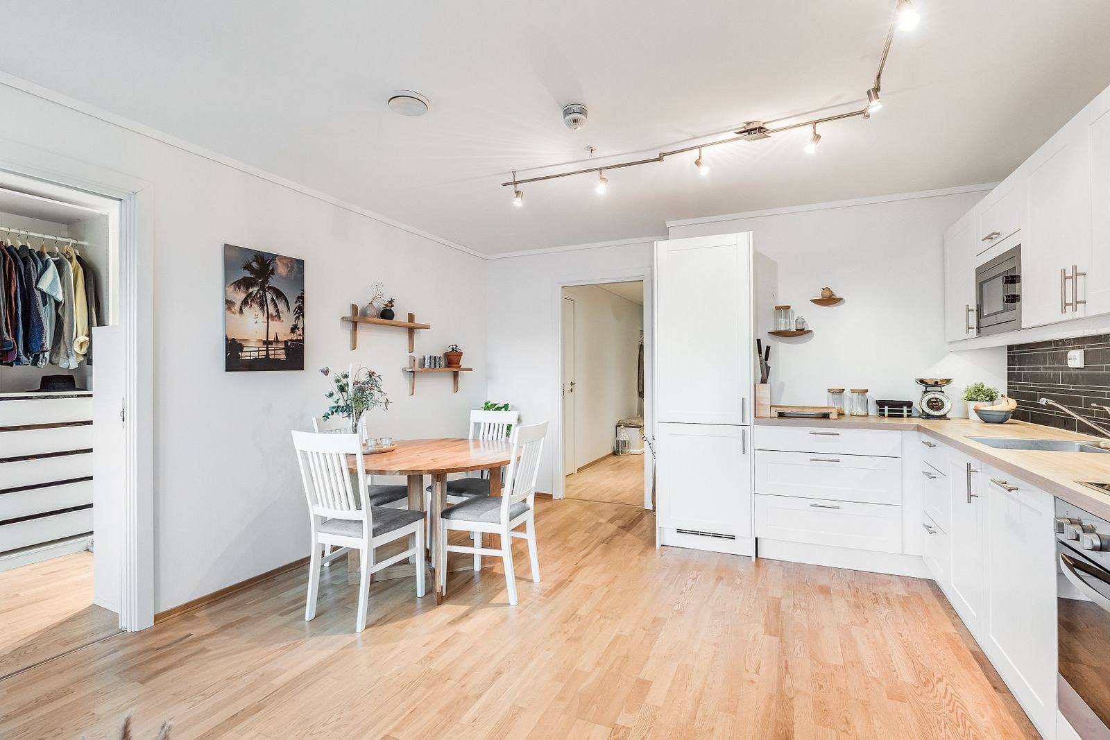 Fra stue mot kjøkken. Her ser du også kjøkkenbord med stoler som følger. Ta kontakt med megler for å avtale visning Galleribilde