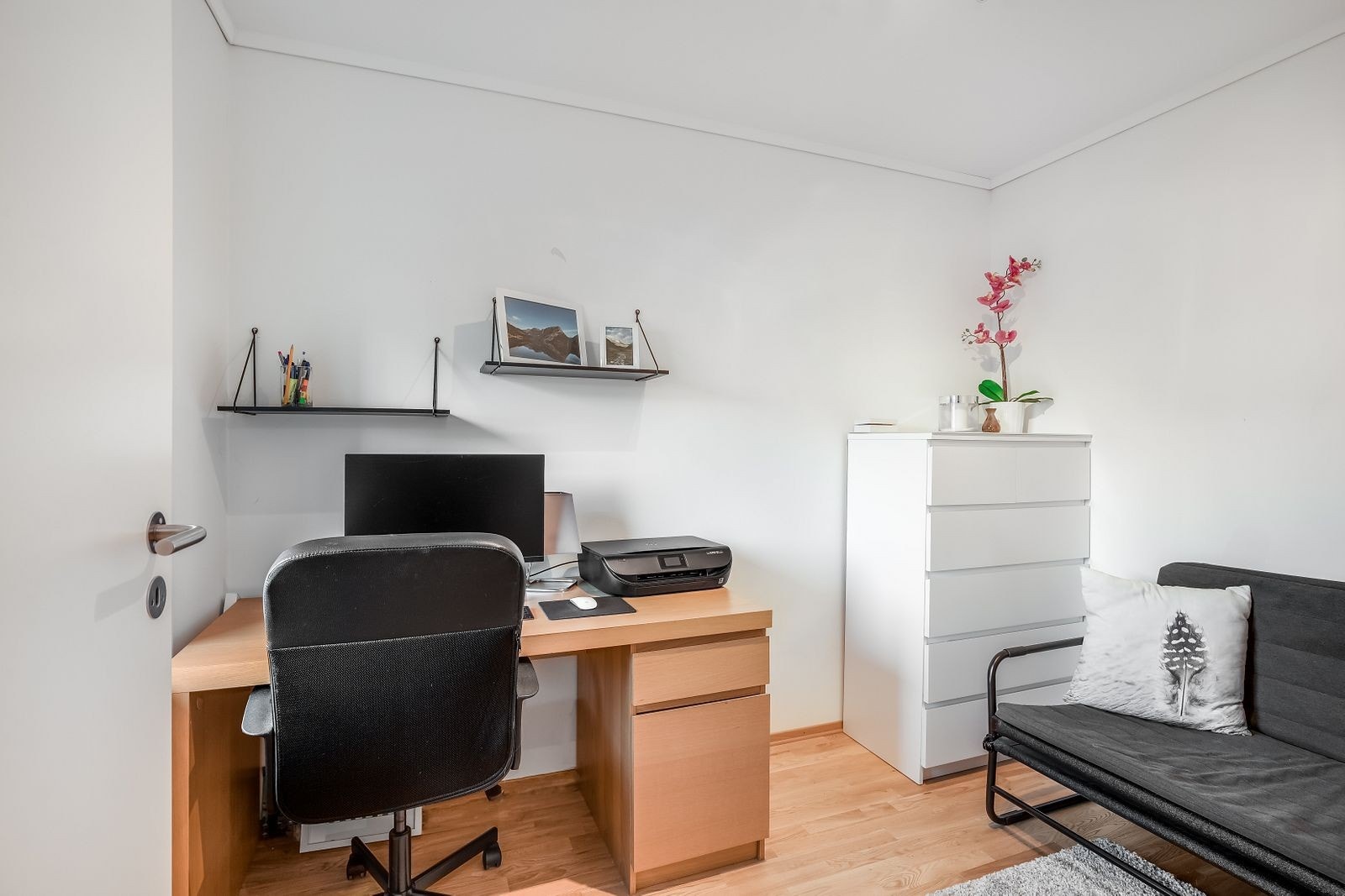 Soverom II Her følger sovesofa, kommode, kontorpult og stol med. Galleribilde