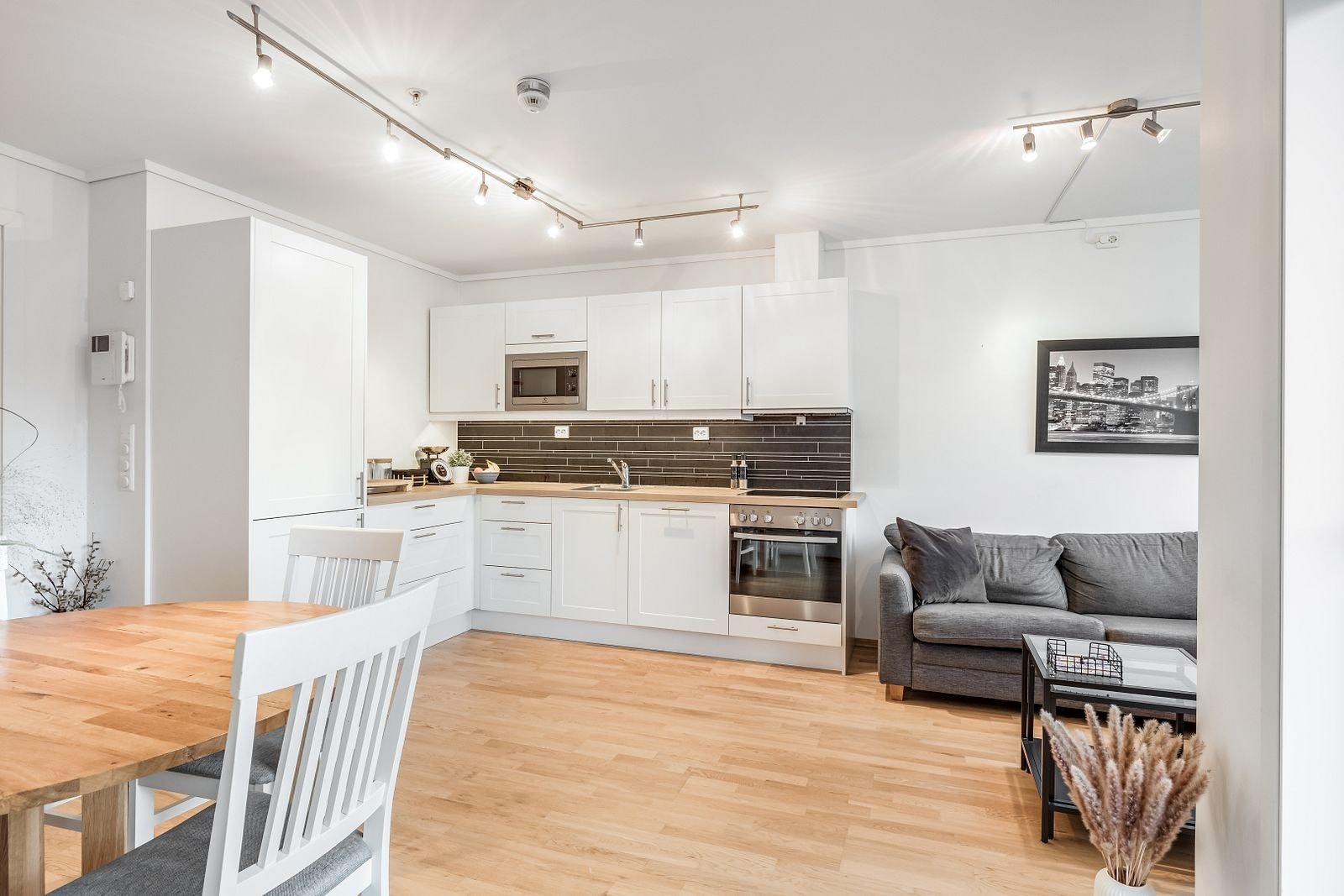 Praktisk lyst kjøkken med gode oppbevaringsmuligheter Galleribilde