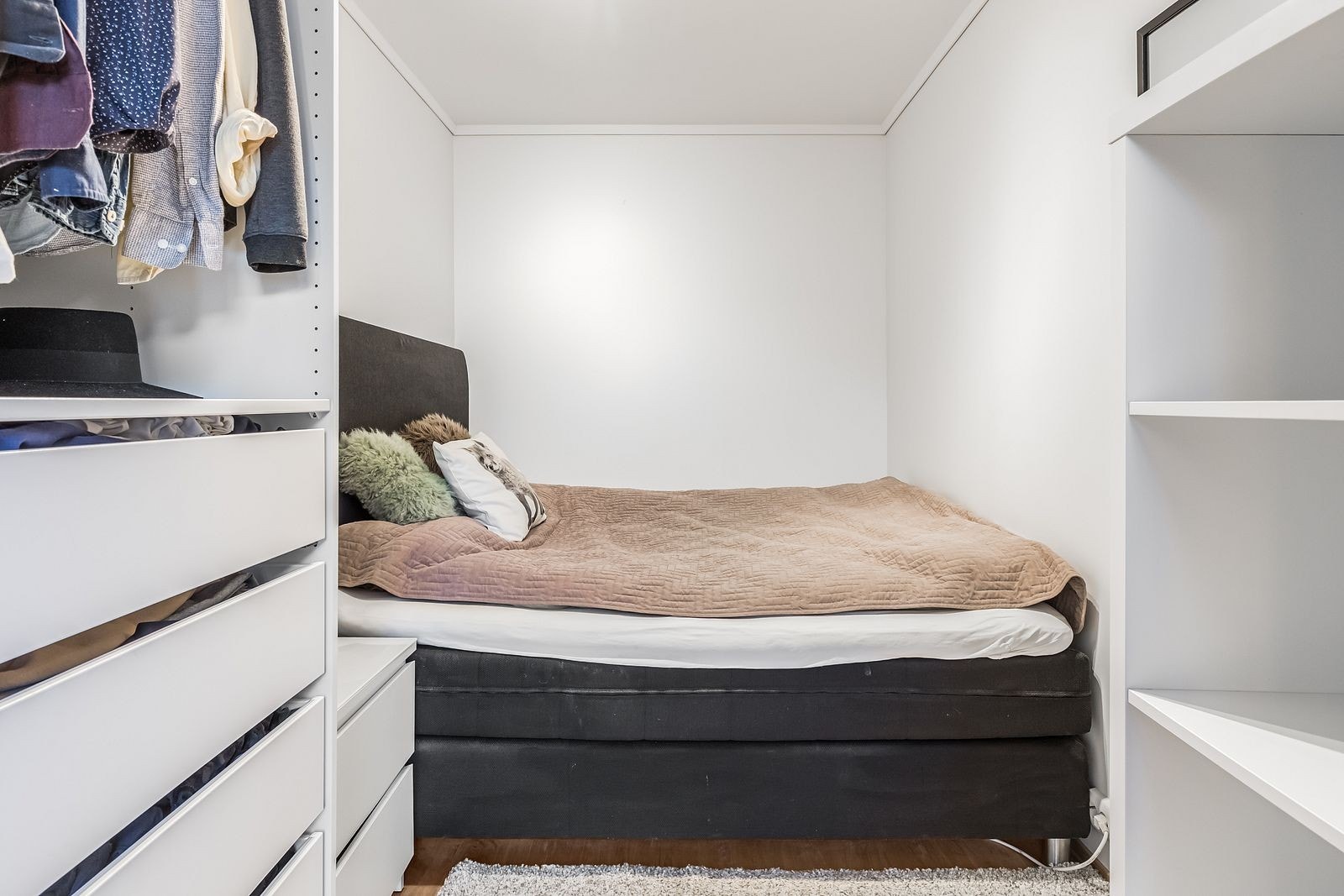 Hovedsoverom, her følger skap, nattbord og seng med. Galleribilde