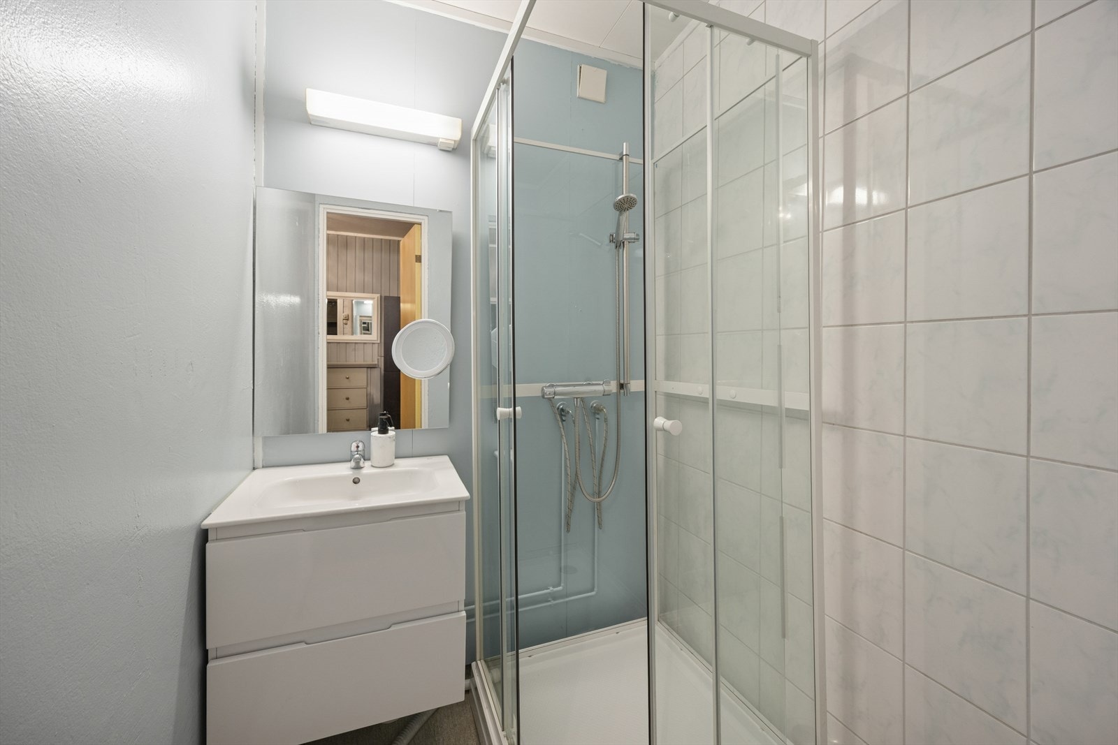 Baderommet er eldre, men er oppgradert med ny innredning i 2020. Galleribilde