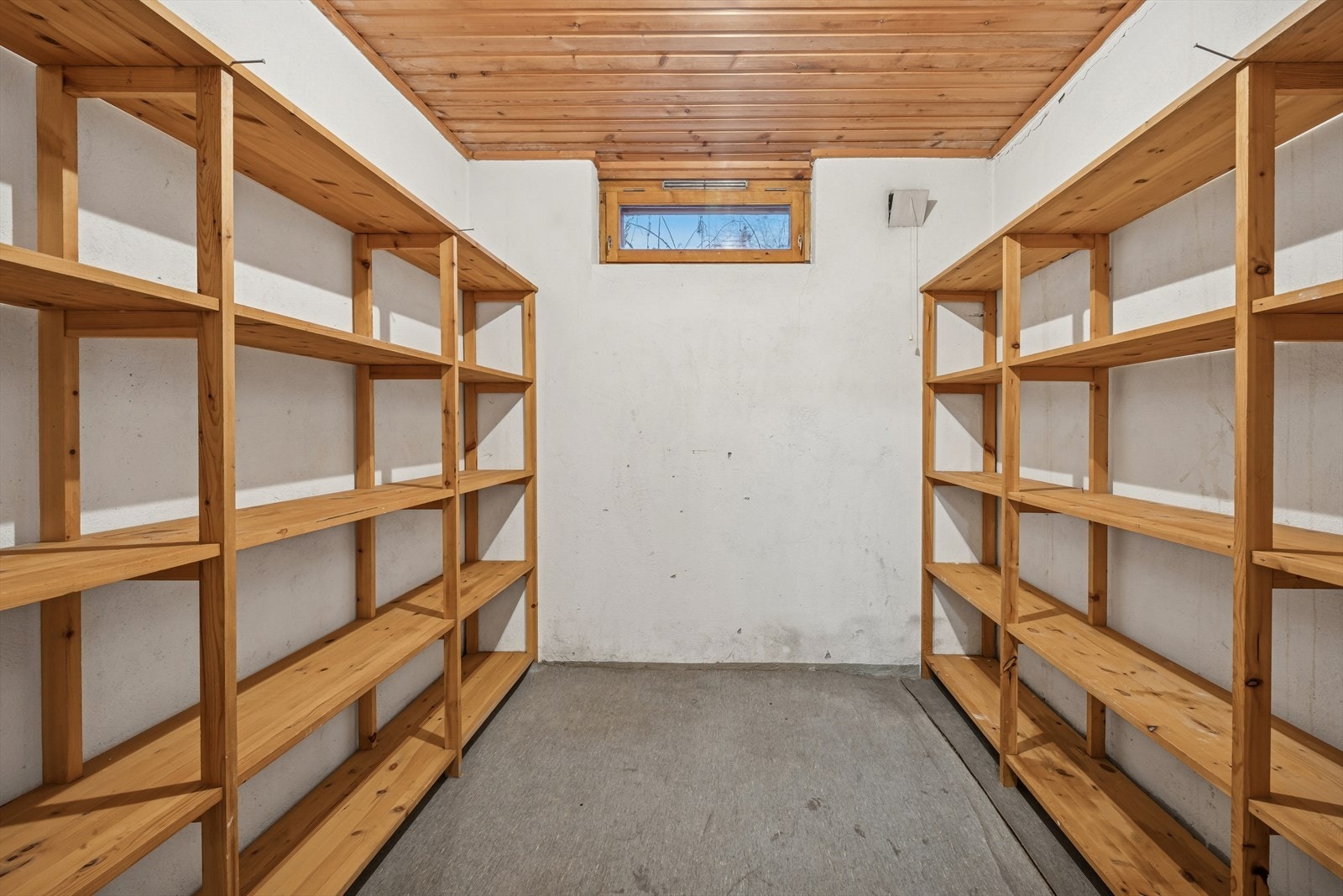 Leiligheten har rikelig med oppbevaringsplass i to tilhørende kjellerboder. Galleribilde