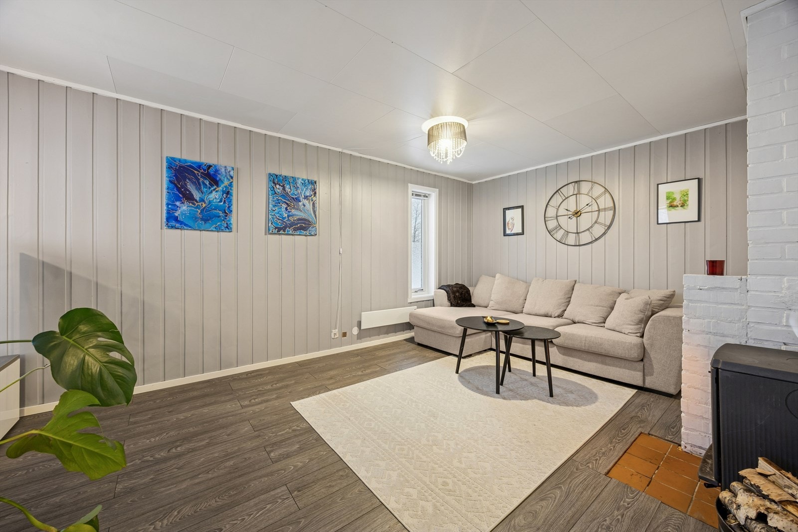 Leiligheten ligger i byggets første etasje og har en praktisk planløsning bestående av entré, stue, kjøkken, bad og to soverom. Galleribilde