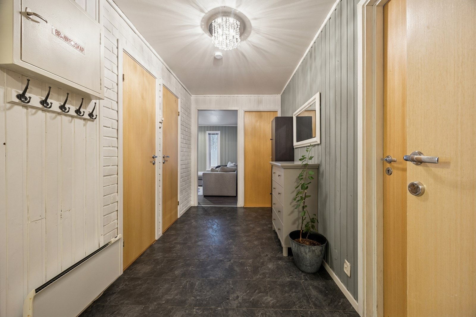Romslig entré/gang med god plass til diverse oppbevaringsløsninger. Galleribilde