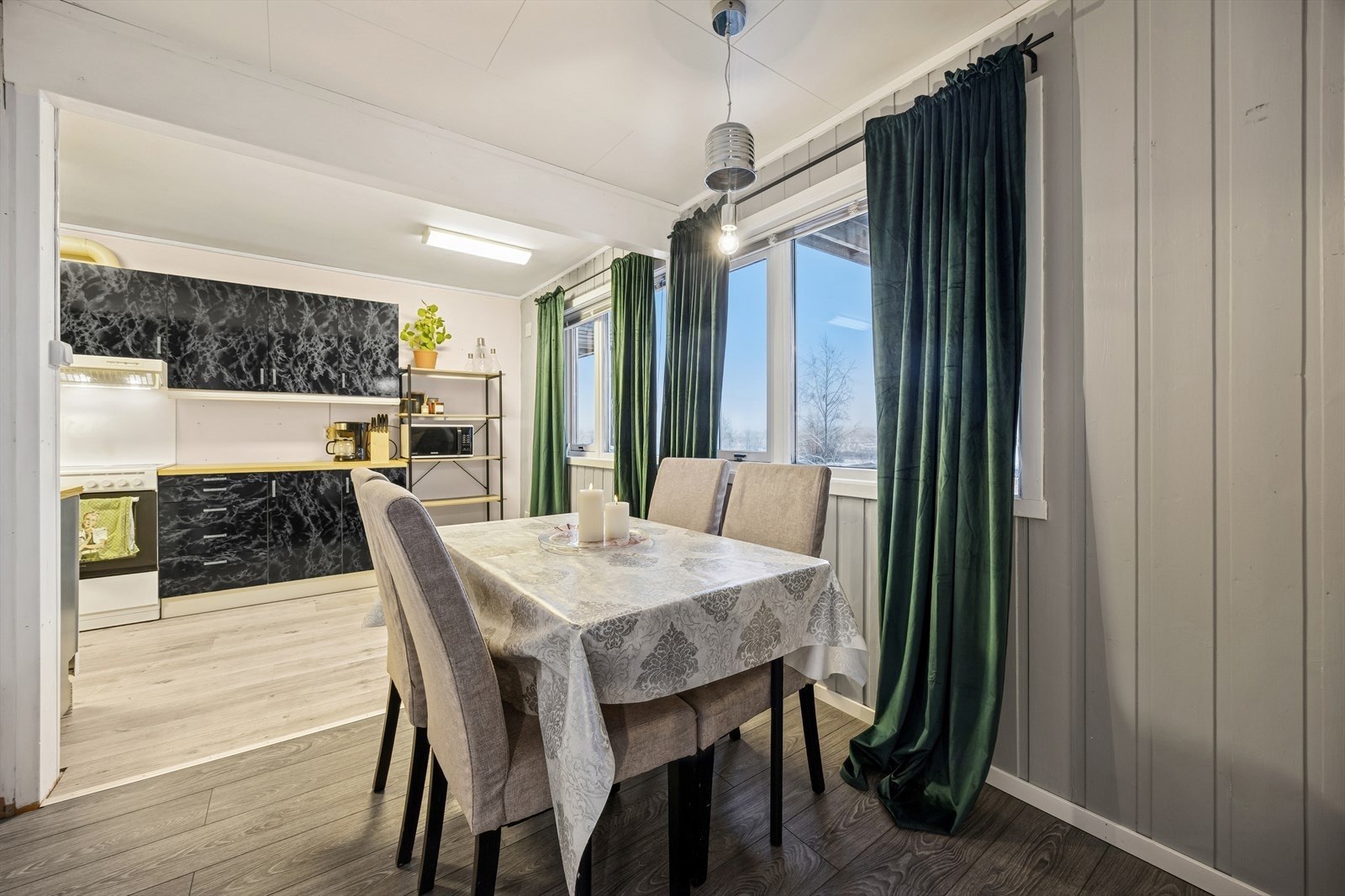 Hyggelig spiseplass mellom stue og kjøkken. Galleribilde