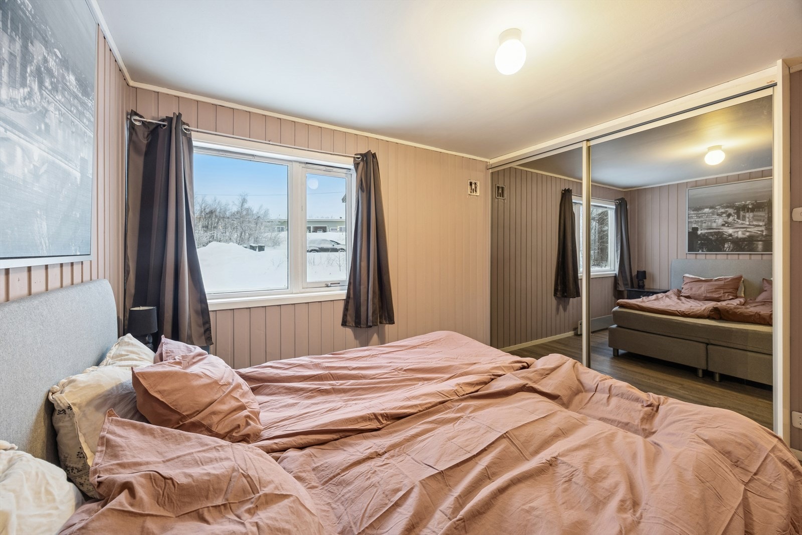 Hovedsoverommet er innredet med skyvedørsgarderobe. Galleribilde