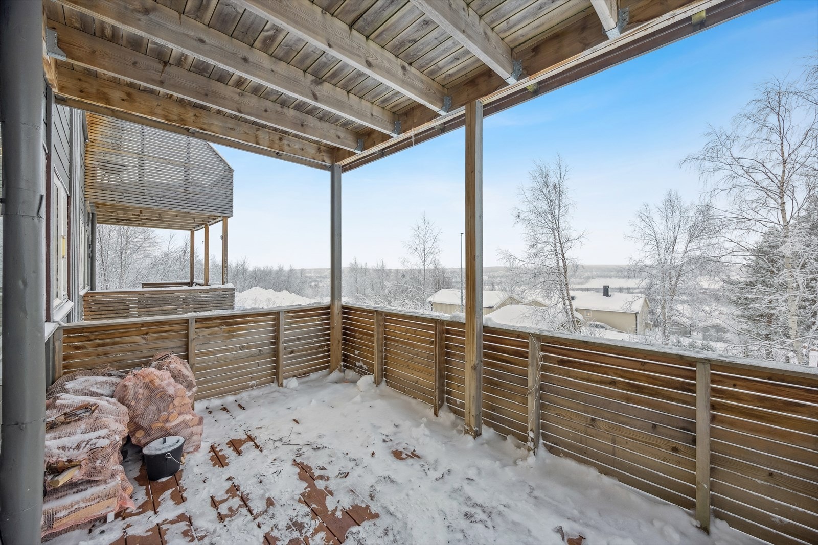 Flott terrasse med adkomst fra stuen. Galleribilde